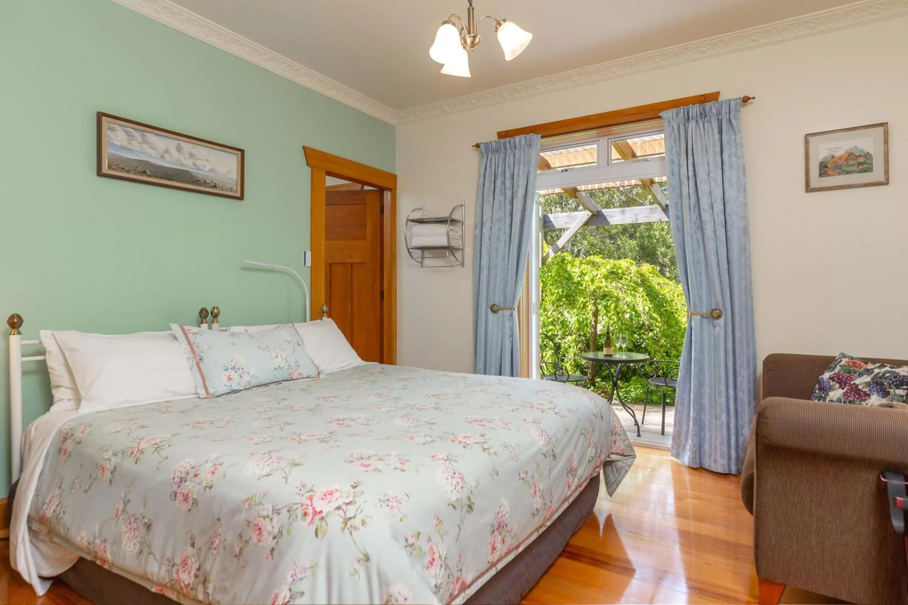 Bed in Olde Mill House B&B & Bike2Wine cycle hire