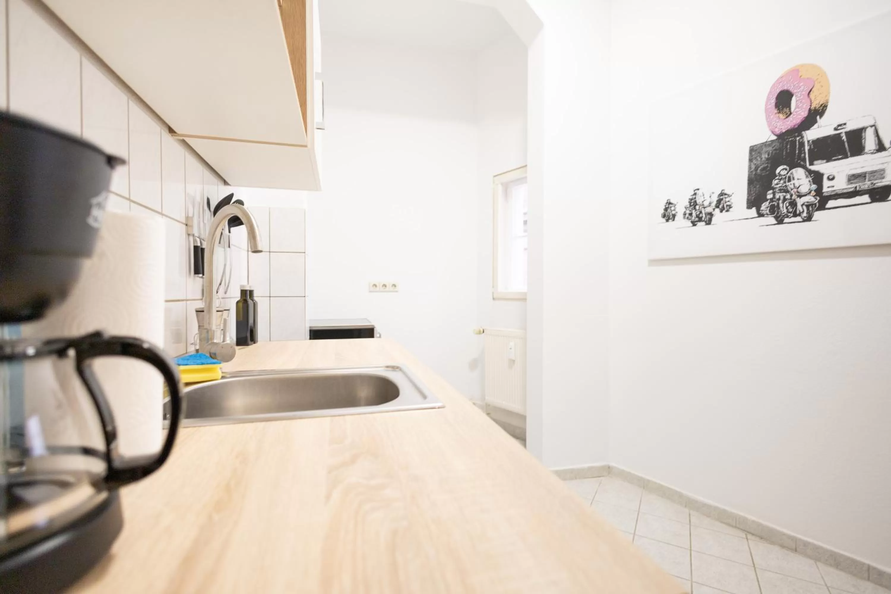 Kitchen or kitchenette, Kitchen/Kitchenette in Ko-Living Space an der Oper - Street Art Design Apartments