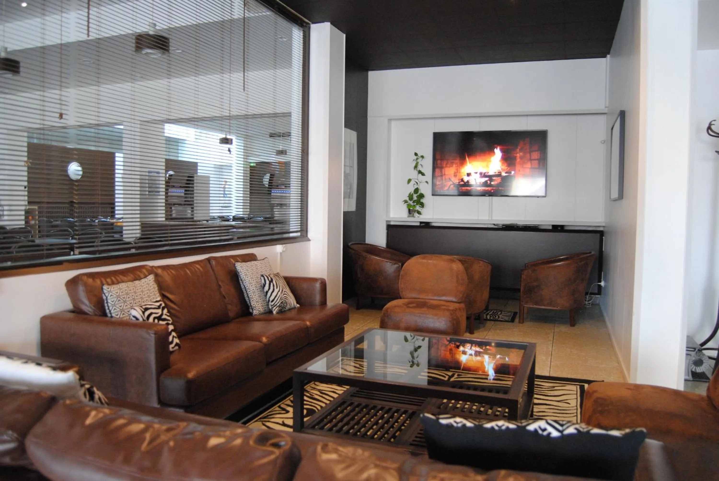 Communal lounge/ TV room in Adonis Lourdes - Notre Dame de la Sarte