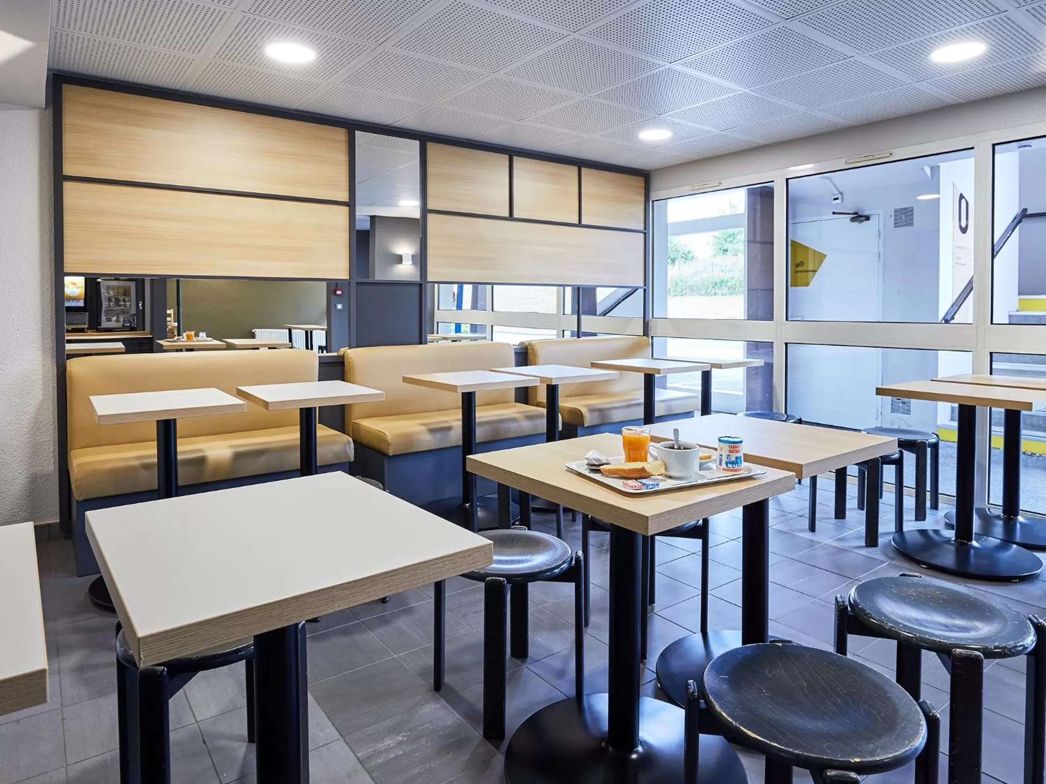 Dining area in B&B HOTEL Cherbourg