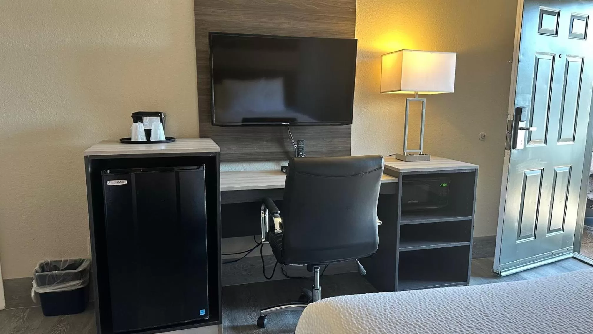 minibar, Bed in Days Inn by Wyndham San Diego Vista