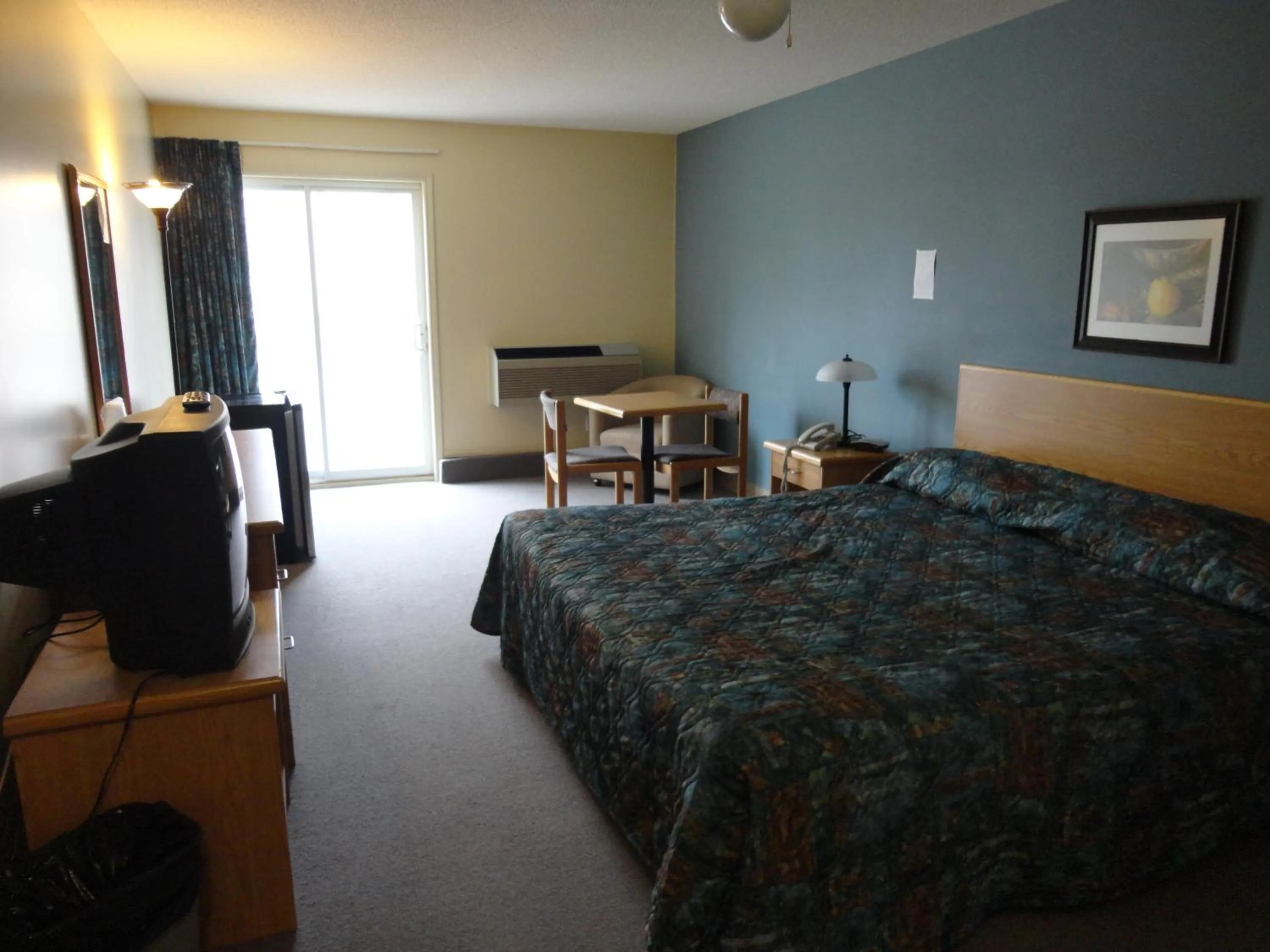 Photo of the whole room, Bed in Canadas Best Value Inn Kapuskasing