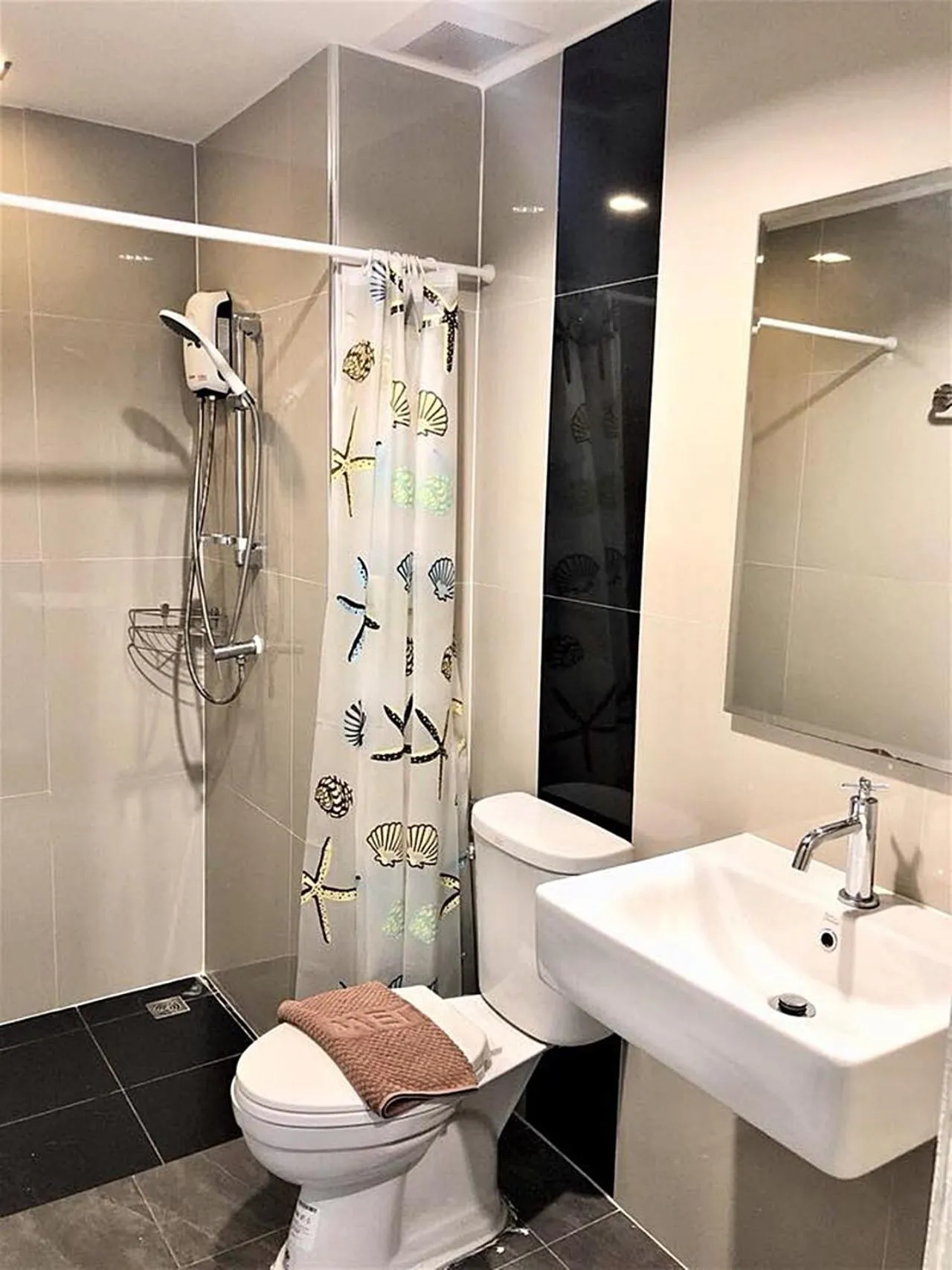 Shower in Izen Plus Budget Hotel & Residence
