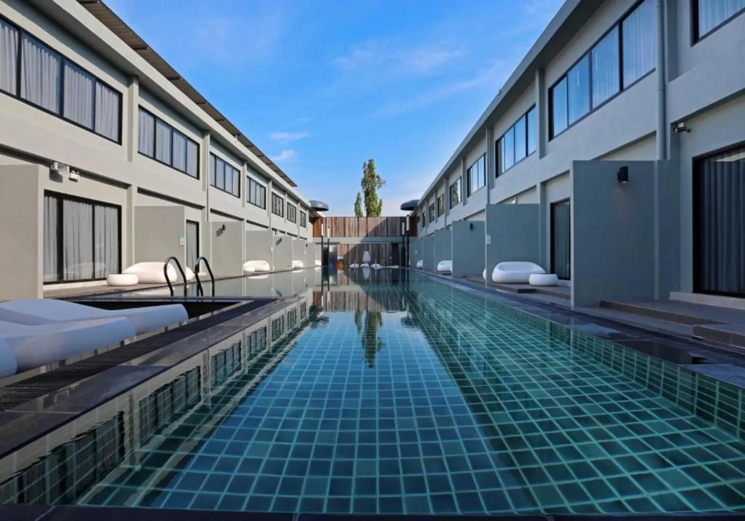 Swimming pool in S Ratchada Leisure Hotel