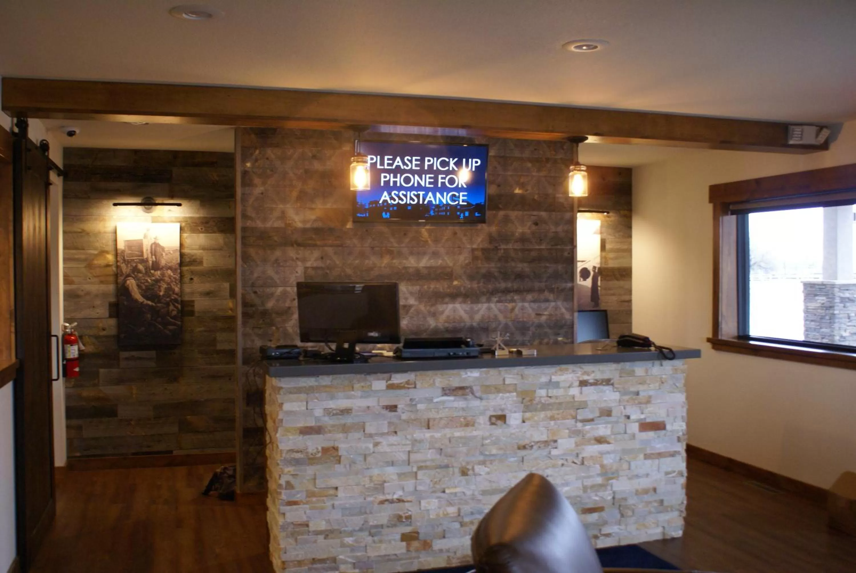 Lobby or reception in Boarders Inn & Suites by Cobblestone Hotels - Syracuse