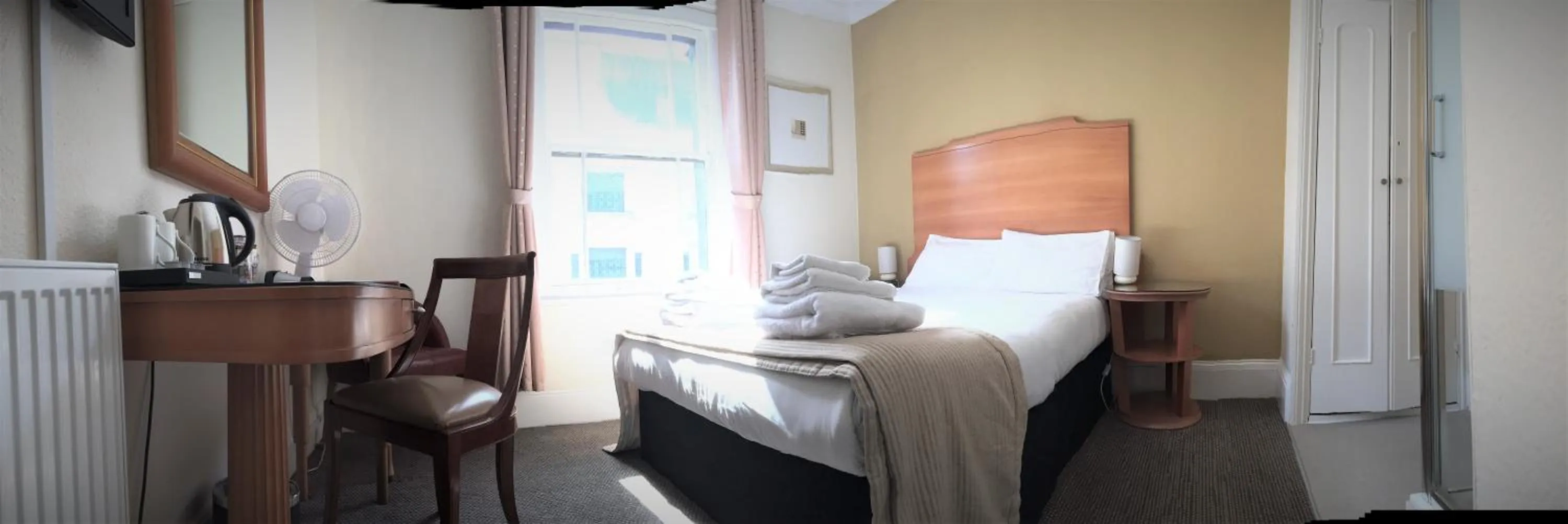 Photo of the whole room, Bed in Town House Rooms