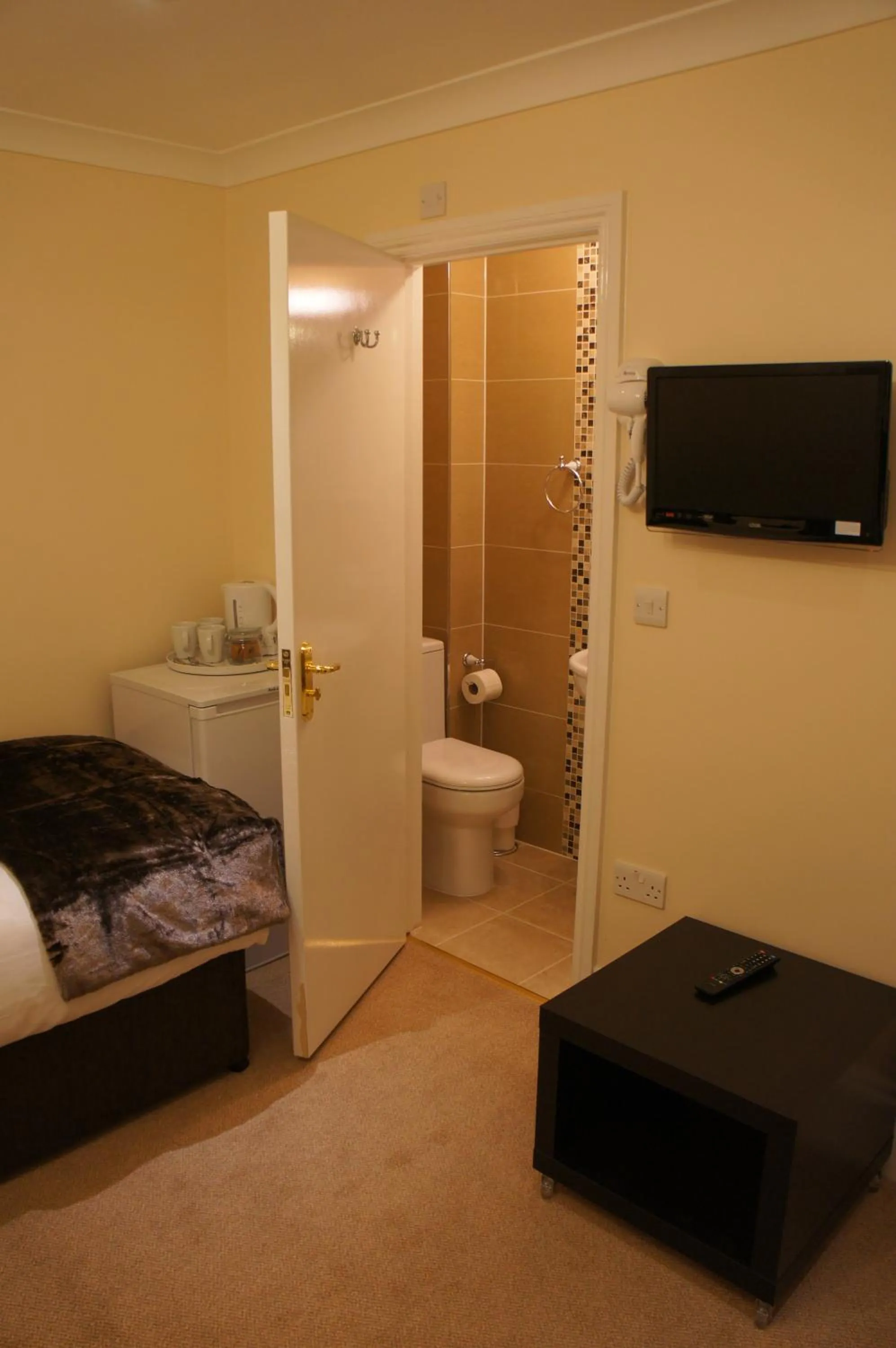 Bed in Sapphire Hotel London