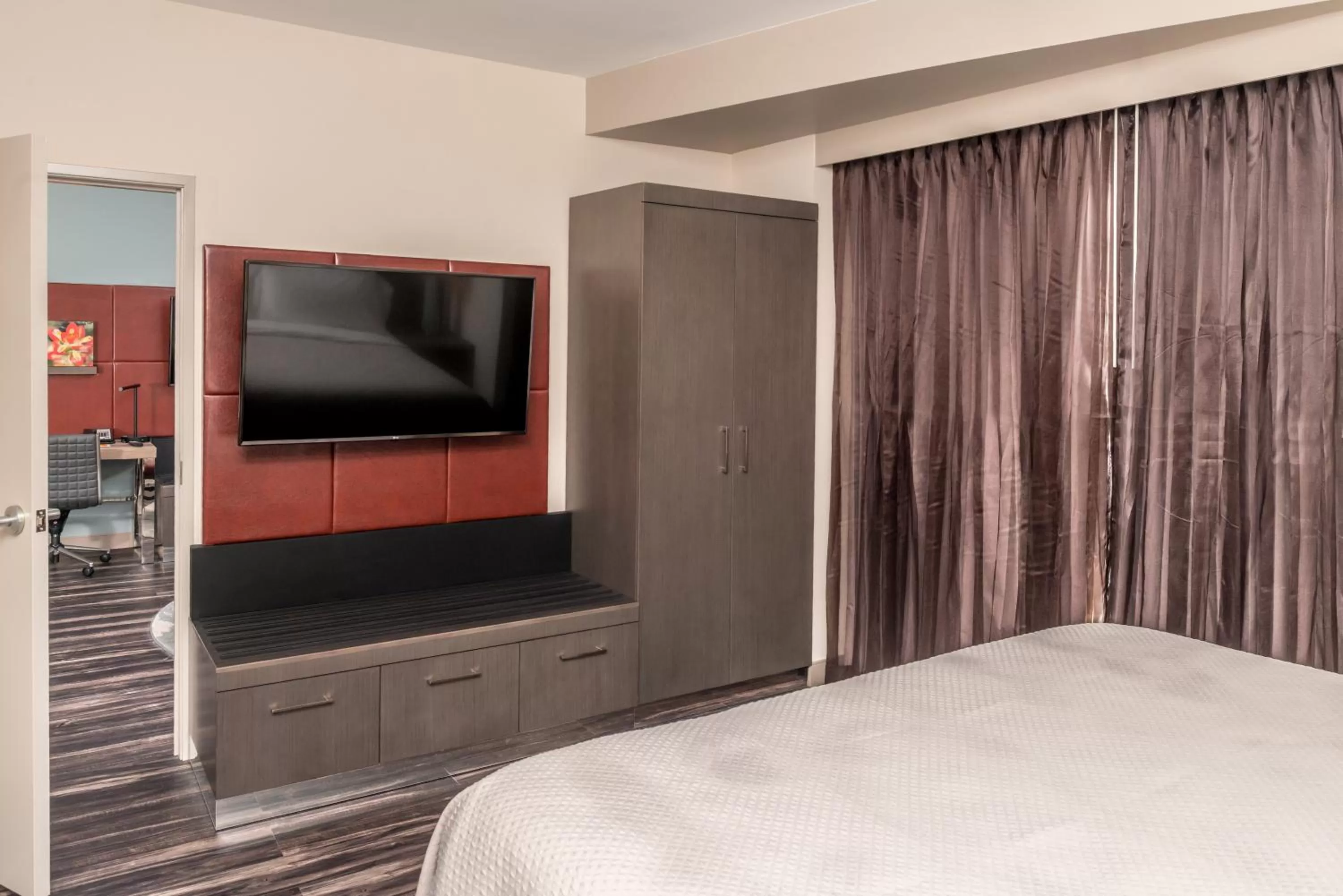 Photo of the whole room, Bed in Hotel Indigo Frisco by IHG