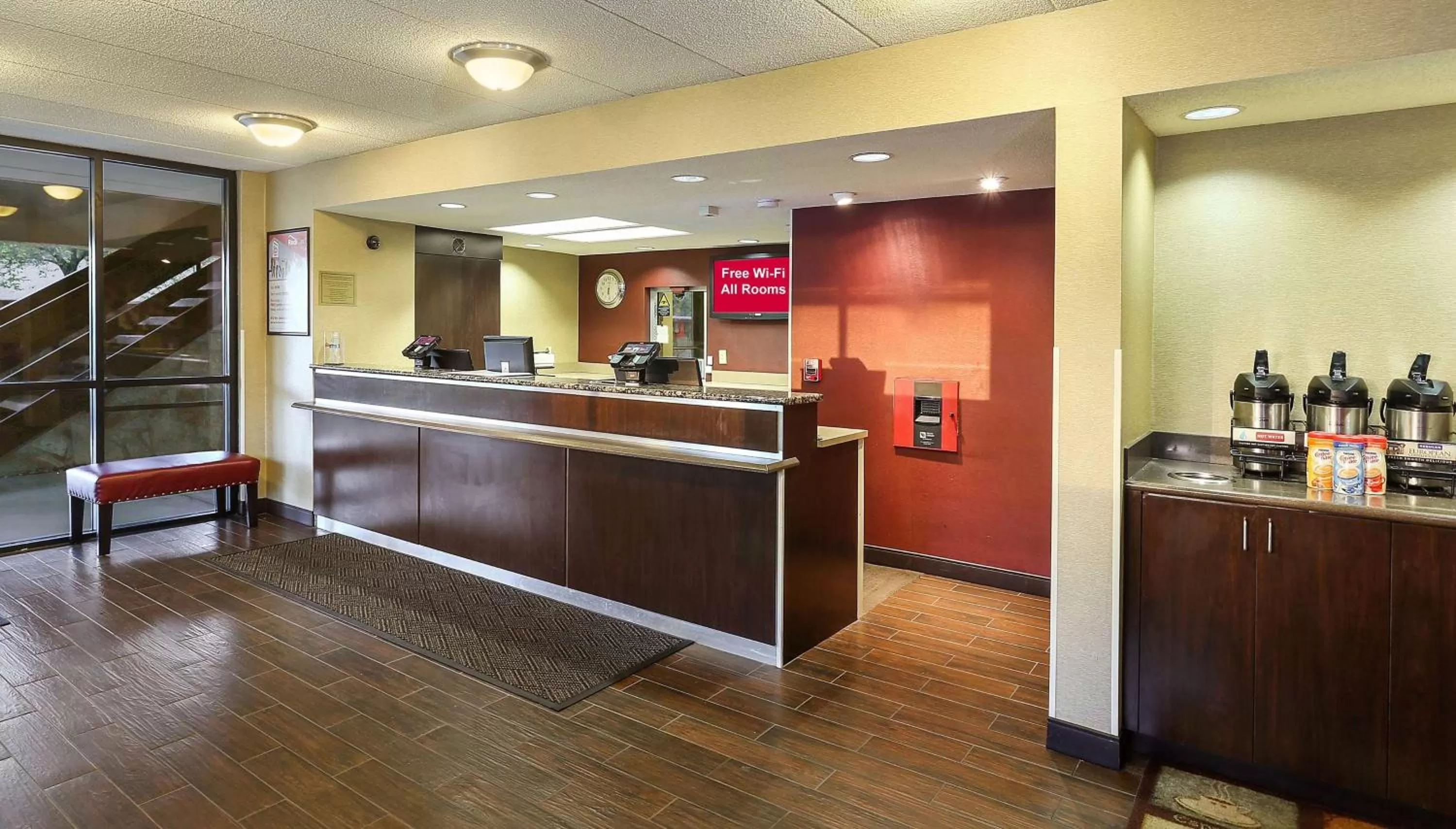 Lobby or reception in Red Roof PLUS Washington DC - Oxon Hill