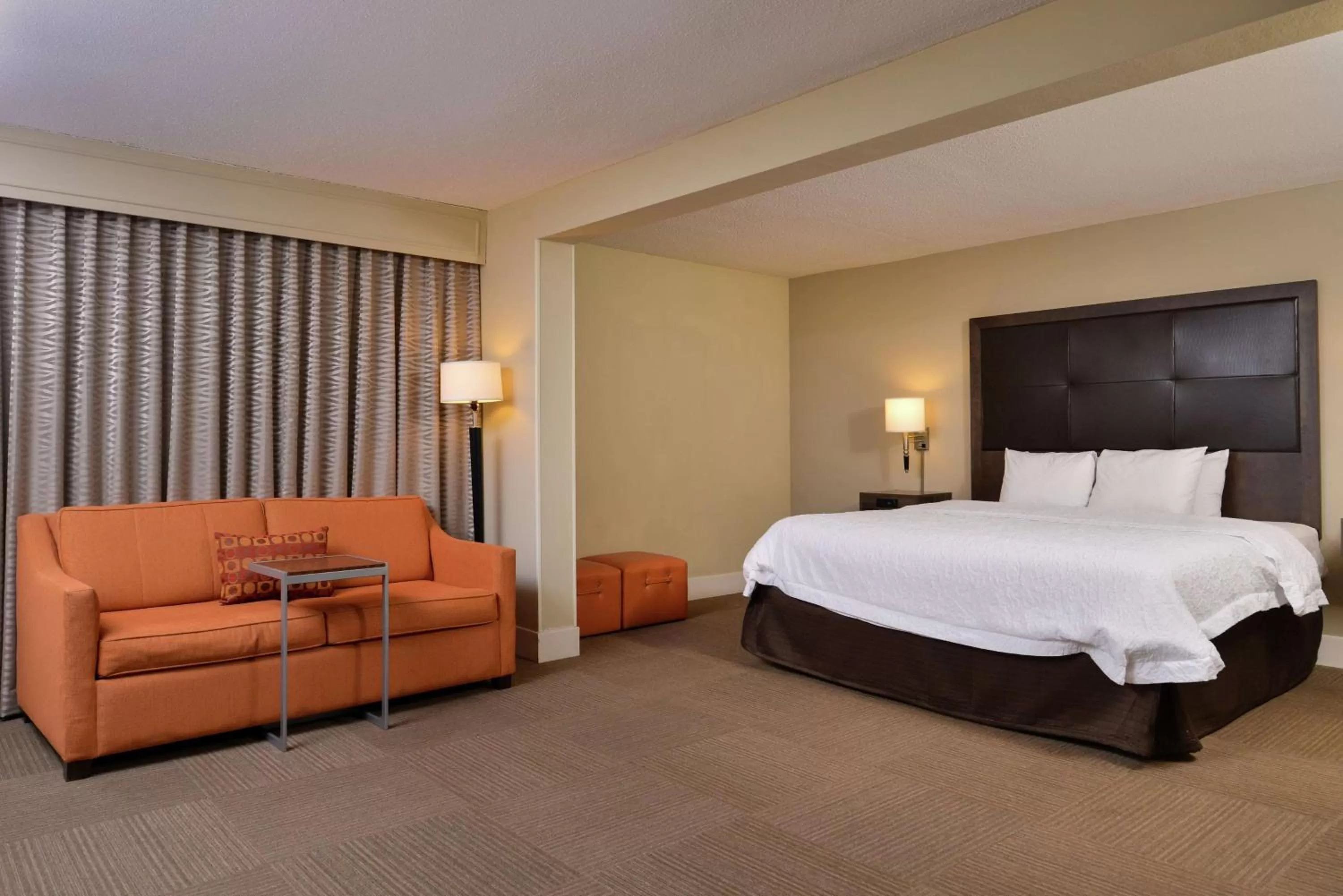 Living room, Bed in Hampton Inn South Hill