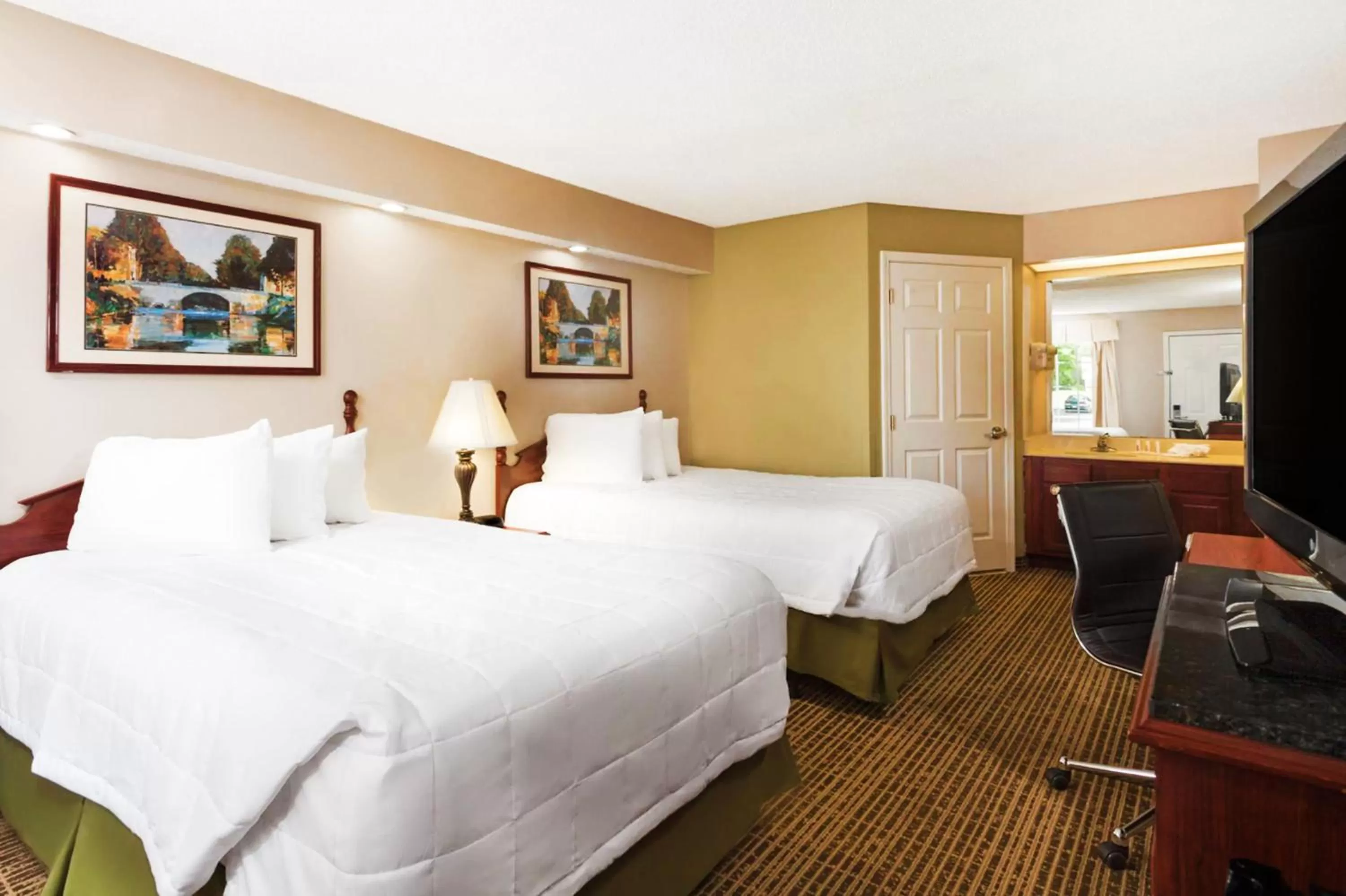 Photo of the whole room, Bed in Baymont by Wyndham Tullahoma