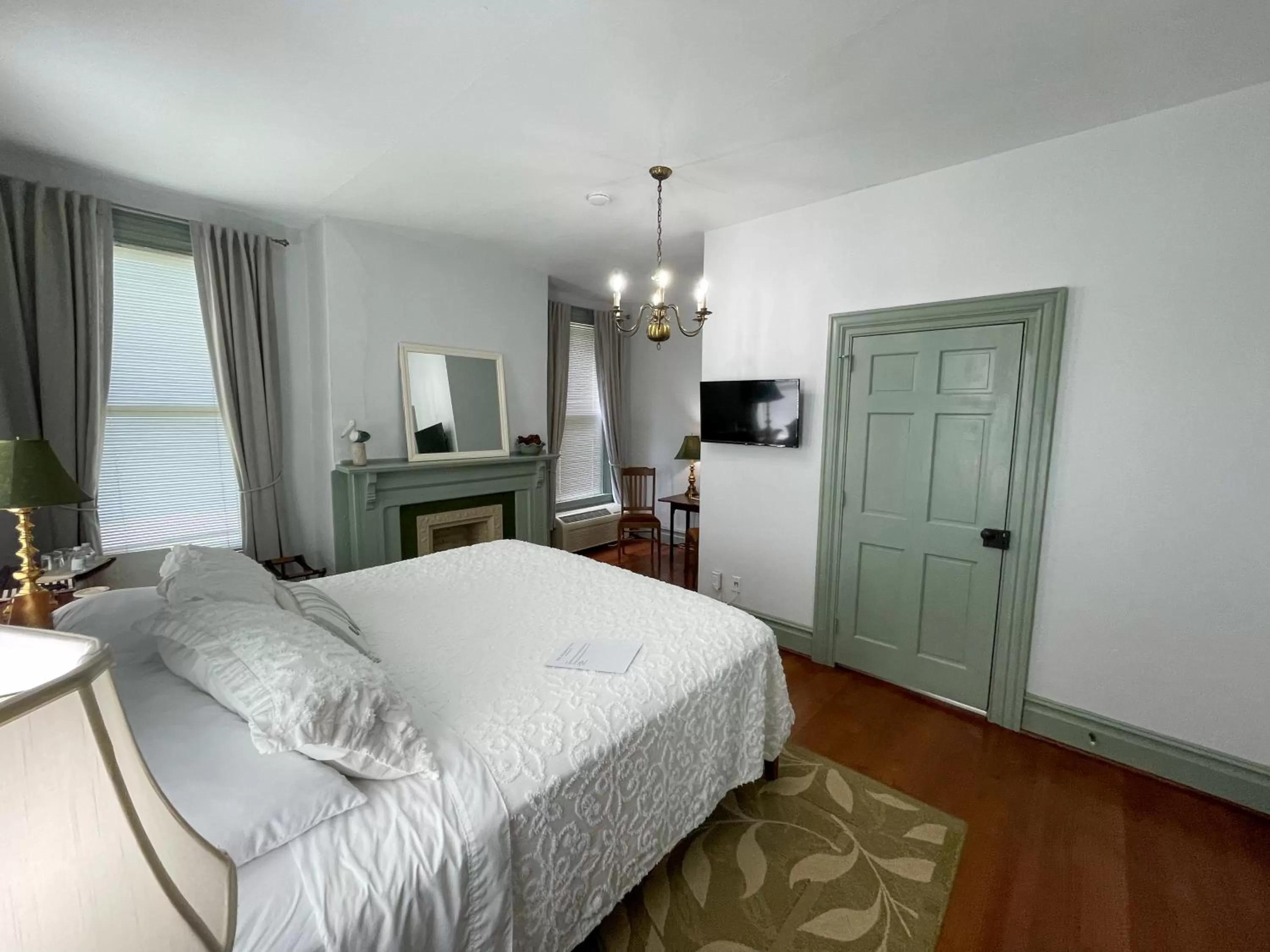 Photo of the whole room, Bed in Meadows Inn