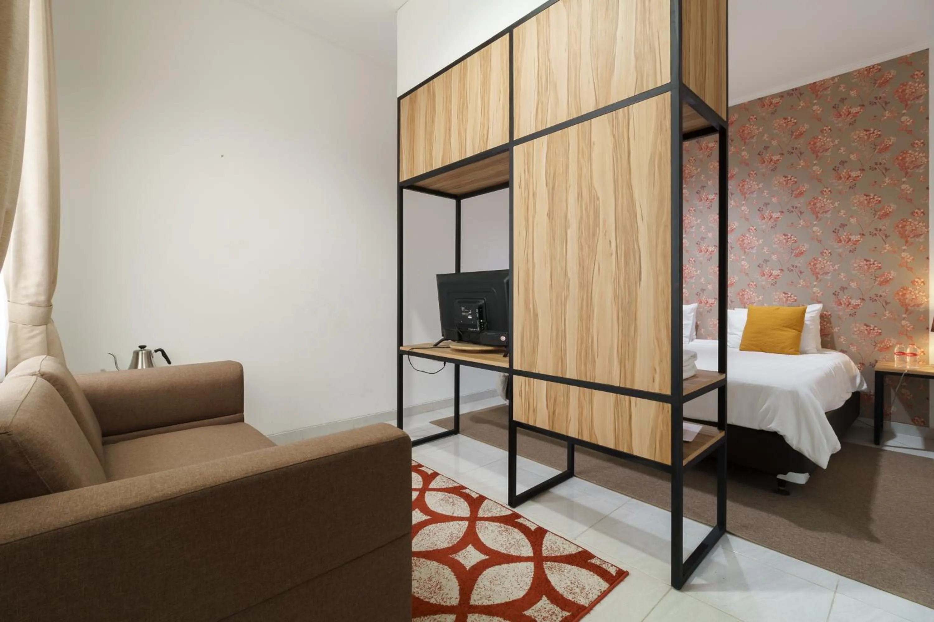 TV and multimedia, Bed in RedDoorz Plus near Exit Toll Puncak 2