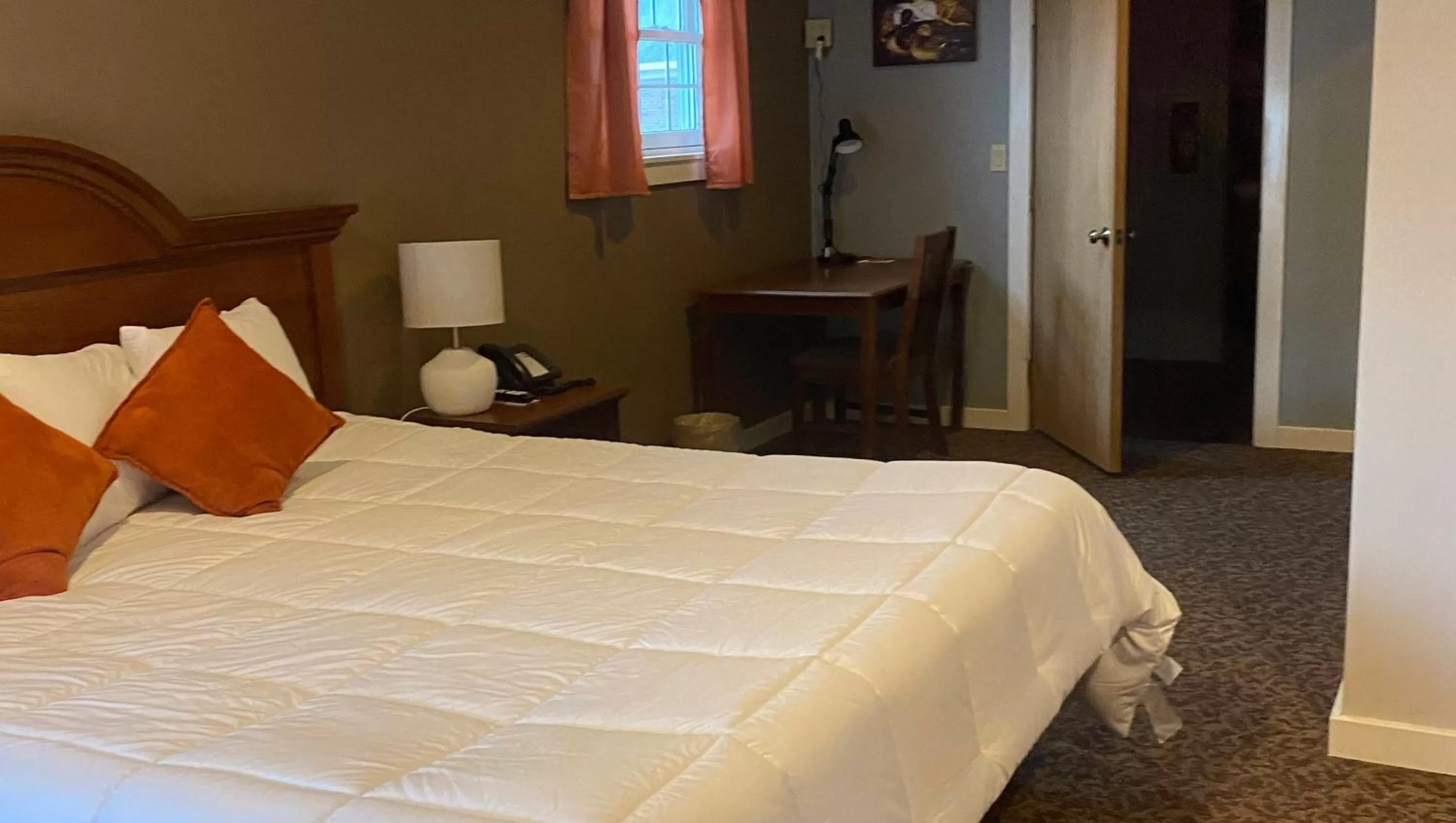 Superior King Suite in Ivey's Motor Lodge