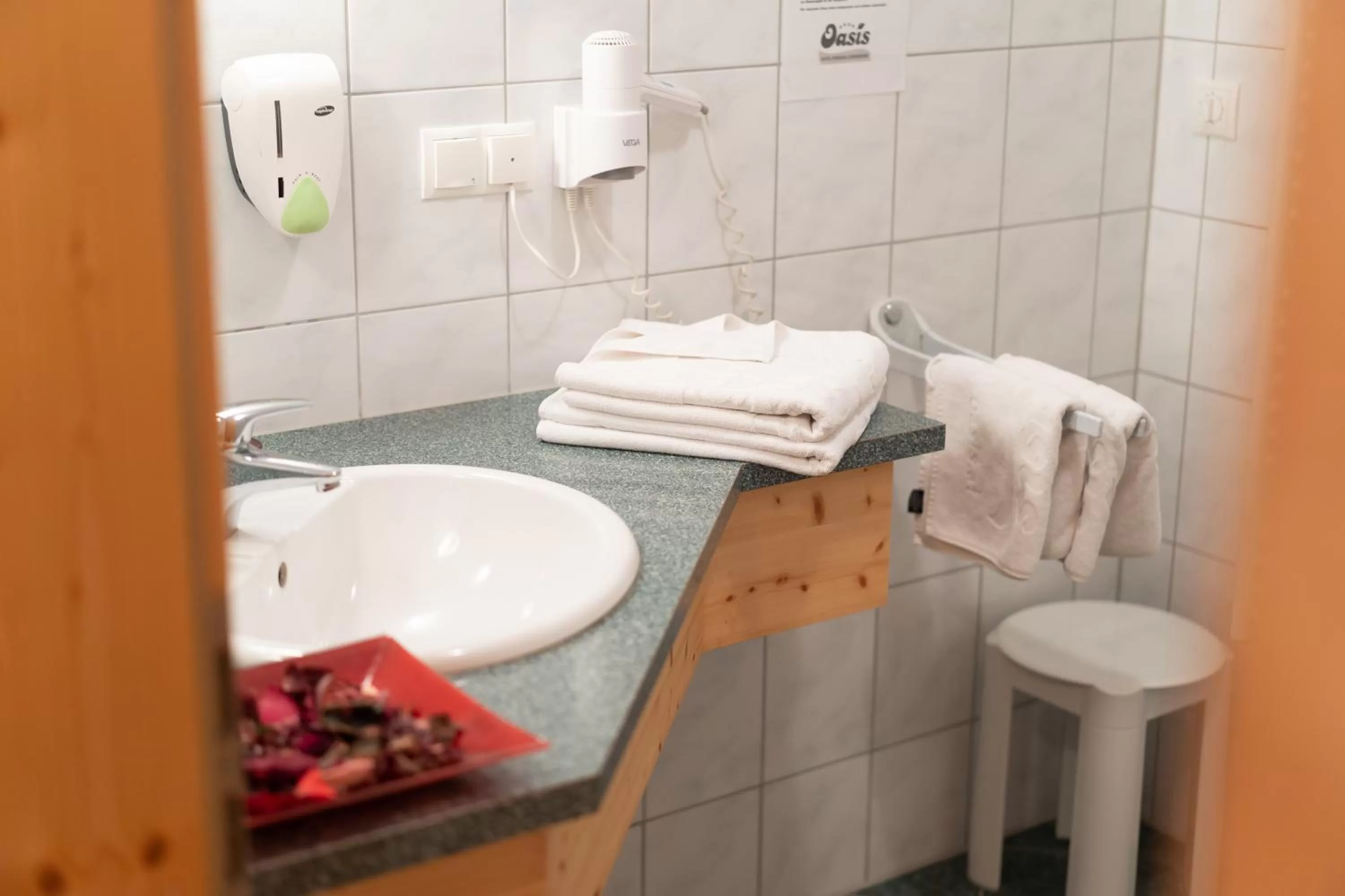 Bathroom in Hotel Garni Oasis Loipersdorf