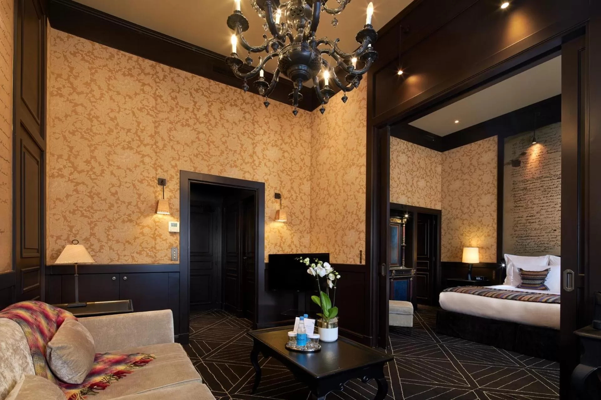 Bedroom, Bed in Le Pavillon de la Reine & Spa, Place des Vosges