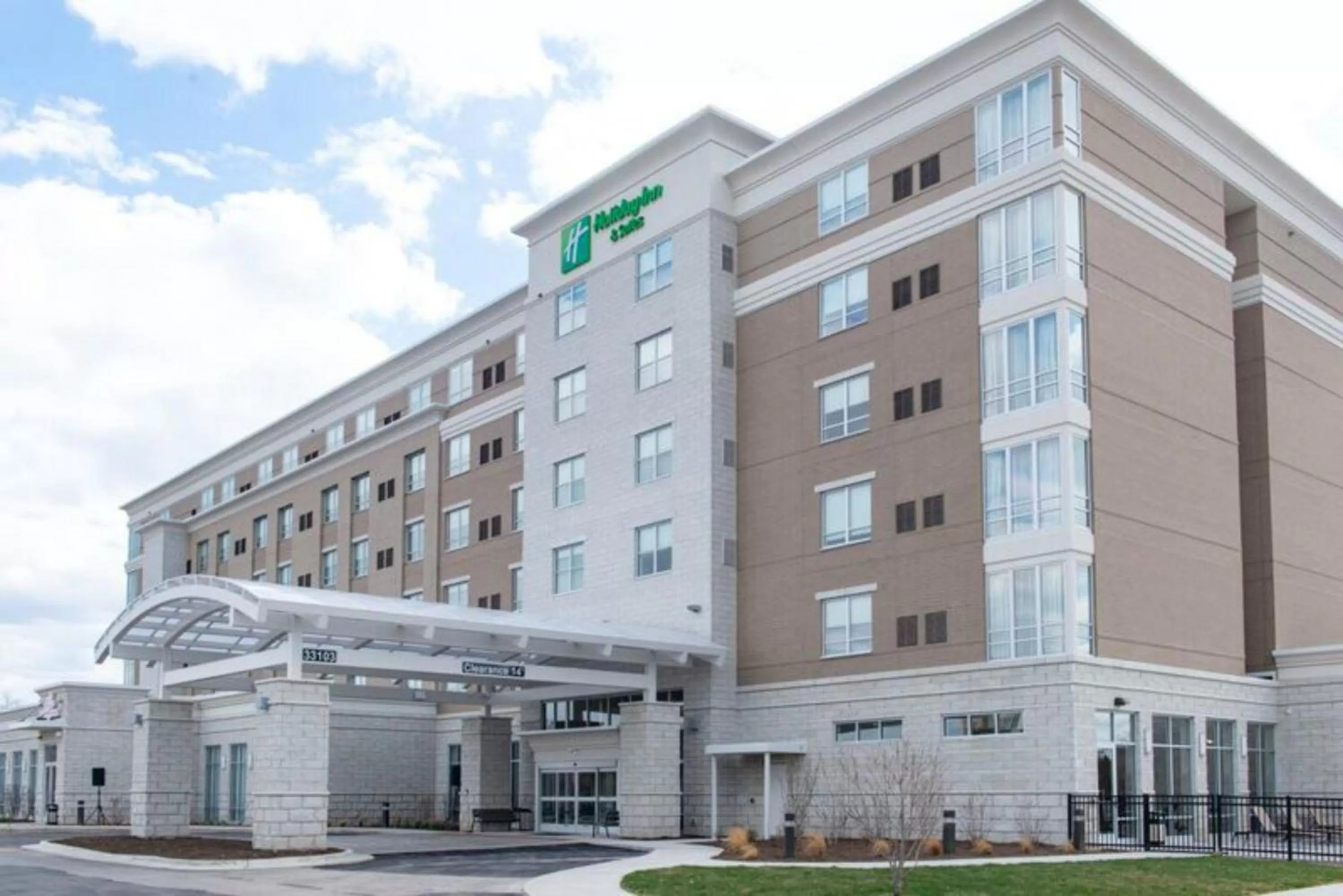 Property building in Holiday Inn & Suites - Farmington Hills - Detroit NW by IHG