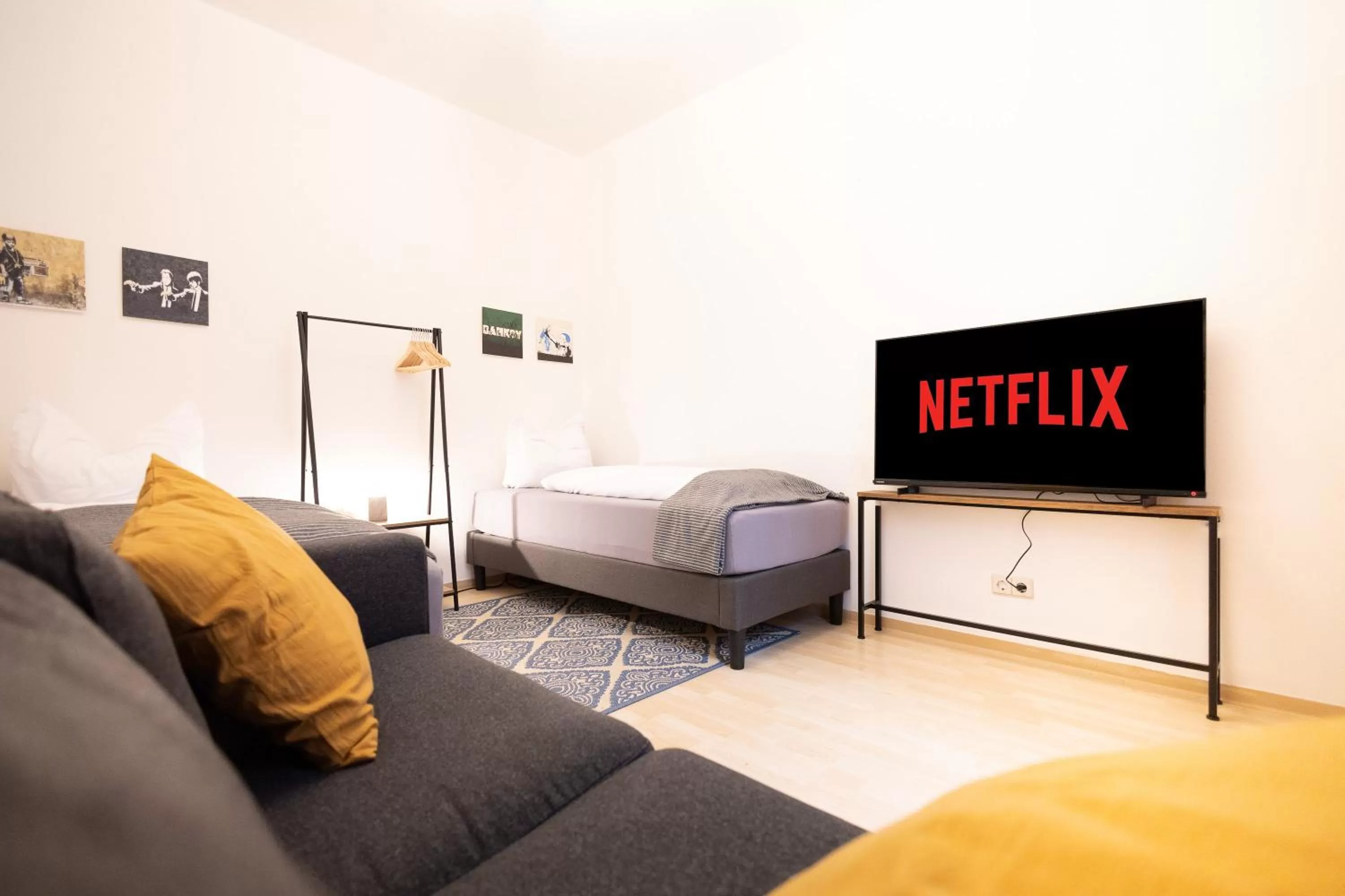 Communal lounge/ TV room, Bed in Ko-Living Space an der Oper - Street Art Design Apartments