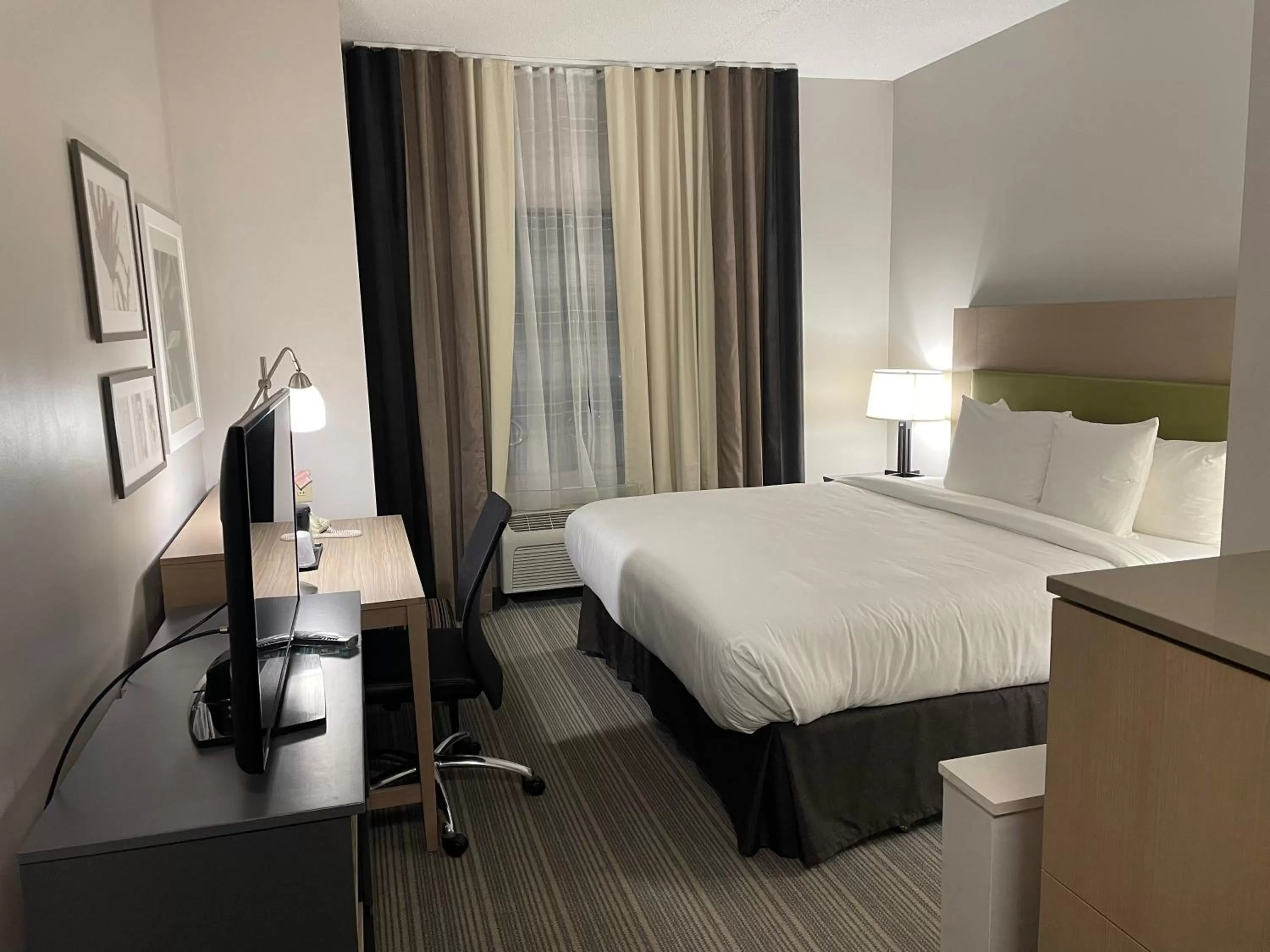 King Room with Roll-in Shower - Disability Access/Non-Smoking in Country Inn & Suites by Radisson, Dayton South, OH