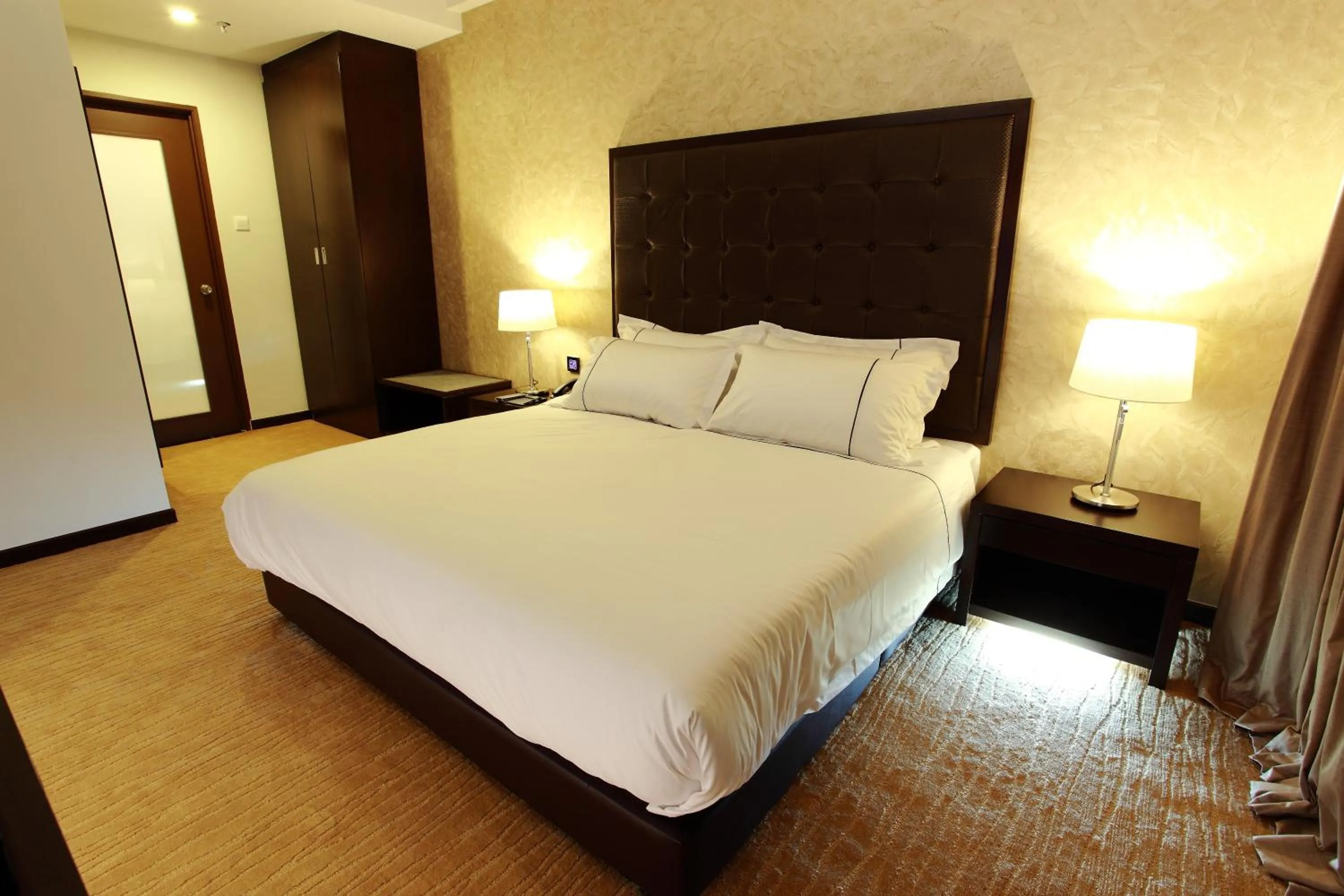 Photo of the whole room, Bed in Symphony Suites Hotel