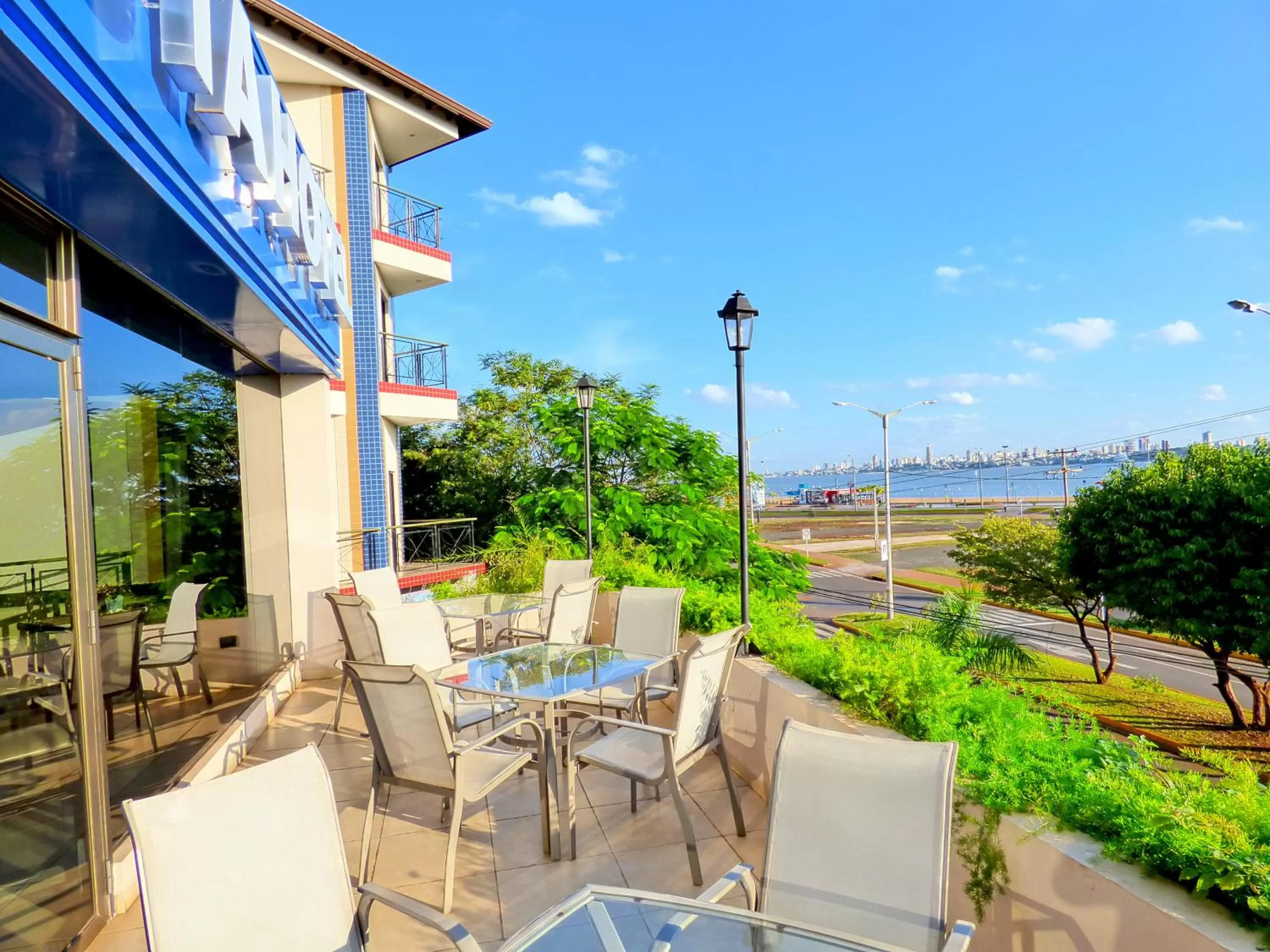 Restaurant/places to eat in De La Costa Hotel