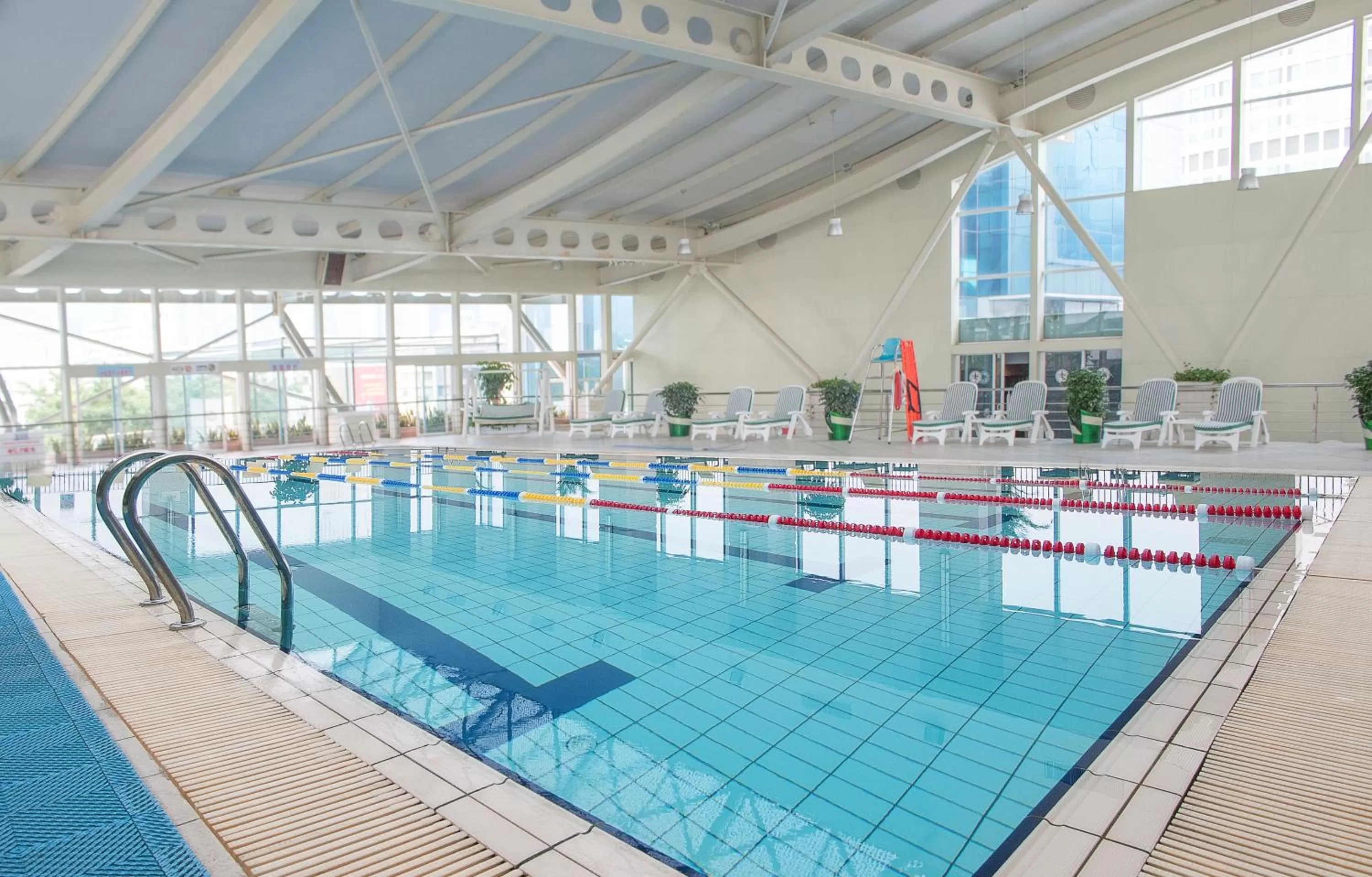 Swimming pool in The Pavilion Hotel Shenzhen (Huaqiang NorthBusiness Zone)
