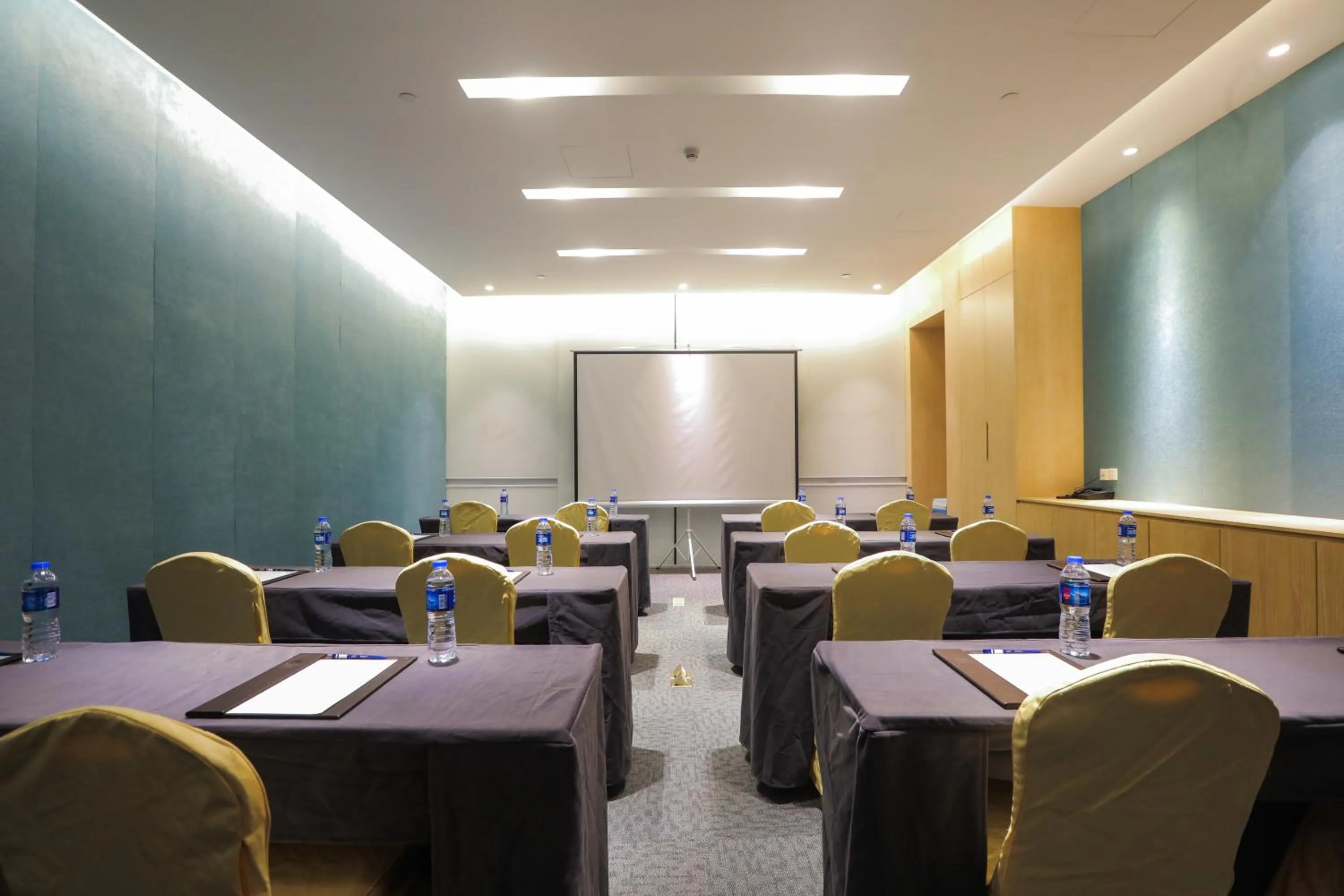 Meeting/conference room in Holiday Inn Express Shanghai Songjiang Fangta by IHG