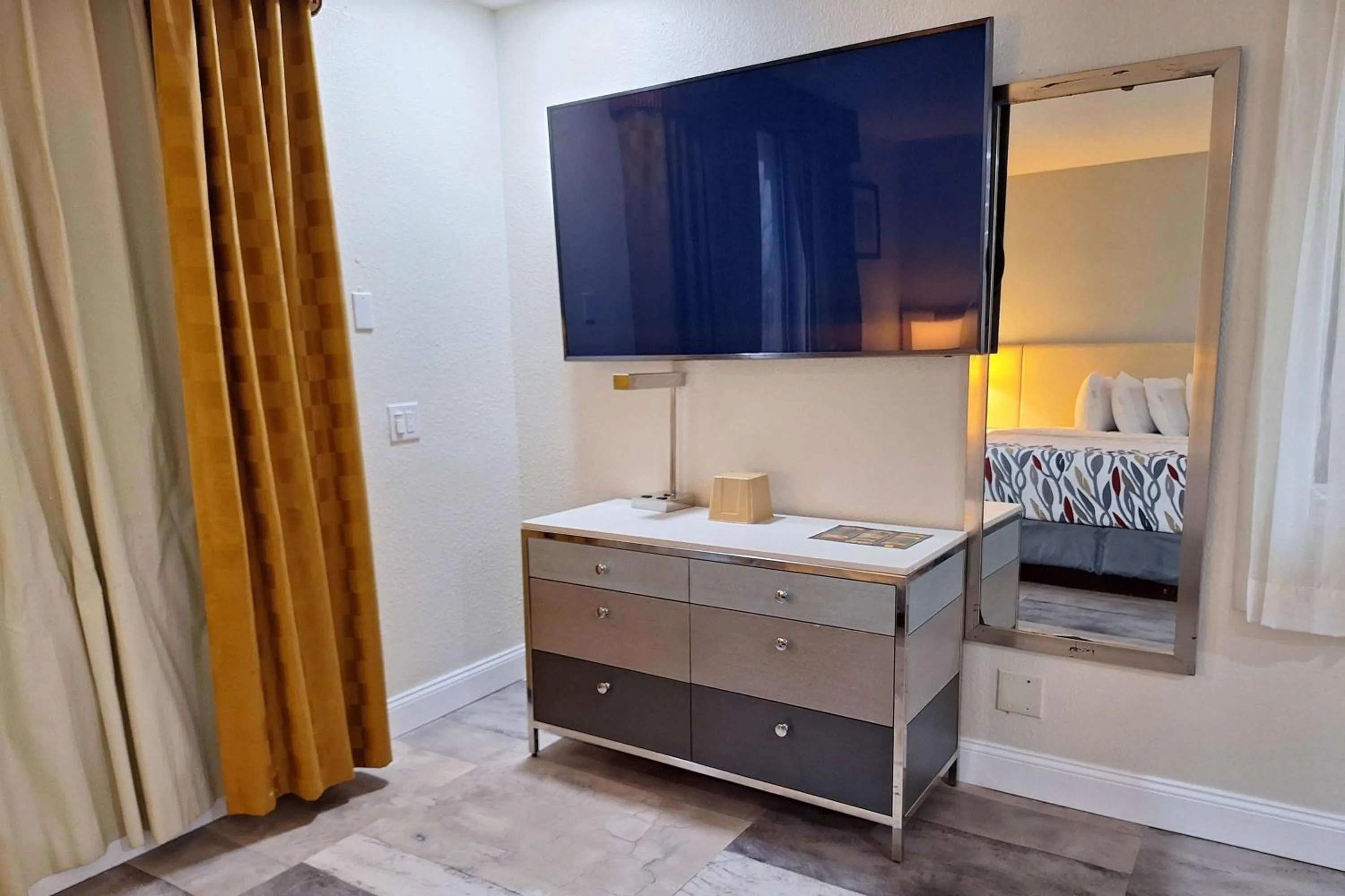 Photo of the whole room, Bed in Travelodge by Wyndham Indianapolis Speedway