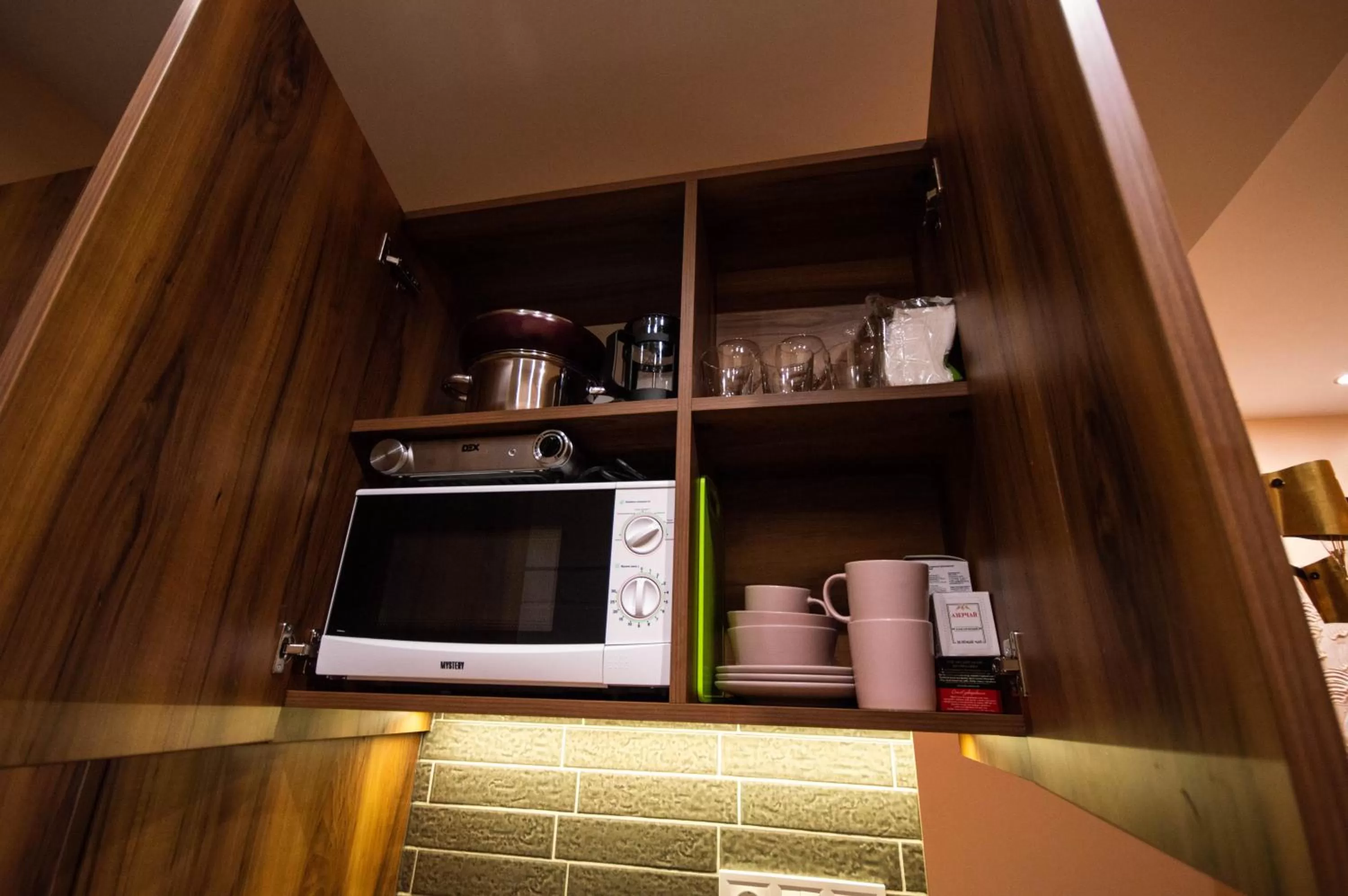 Coffee/tea facilities, Kitchen/Kitchenette in Kyiv Panorama Apartments near Gulliver