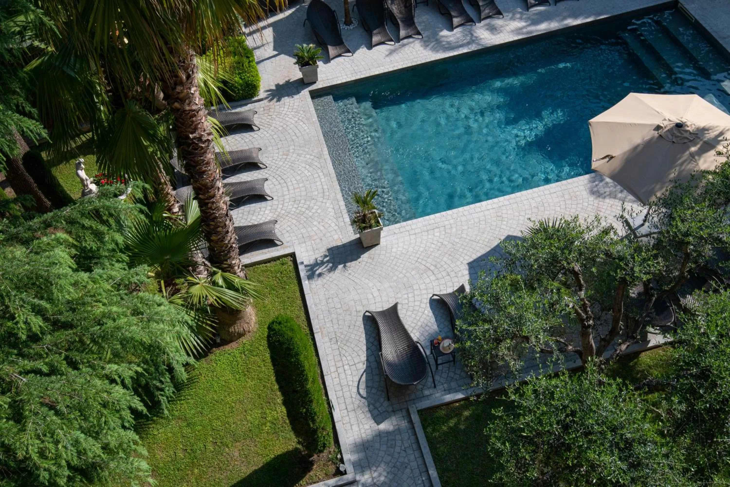 Swimming pool in GOLDEN TULIP CANNES HOTEL de PARIS