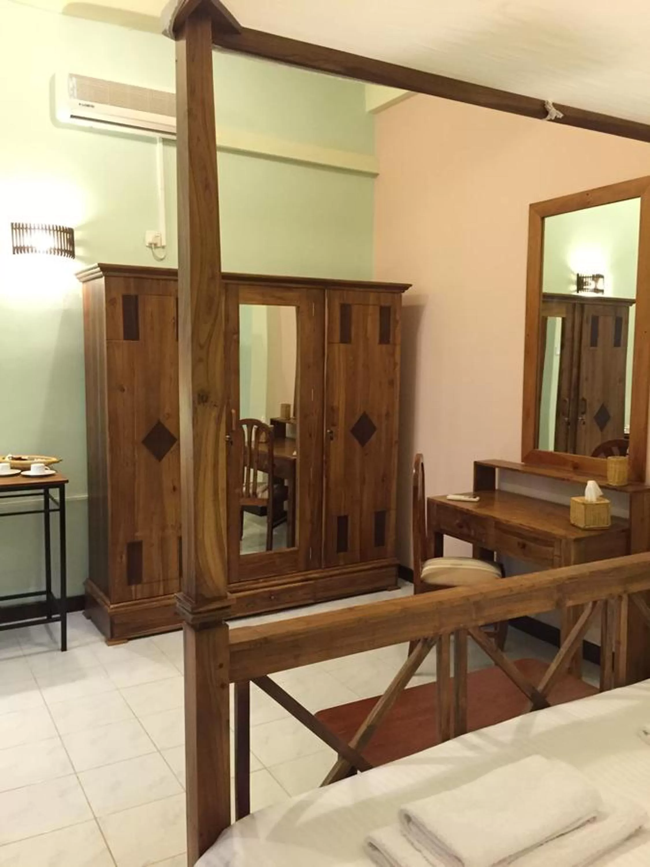 Photo of the whole room, Seating Area in Le leopard d 'argent