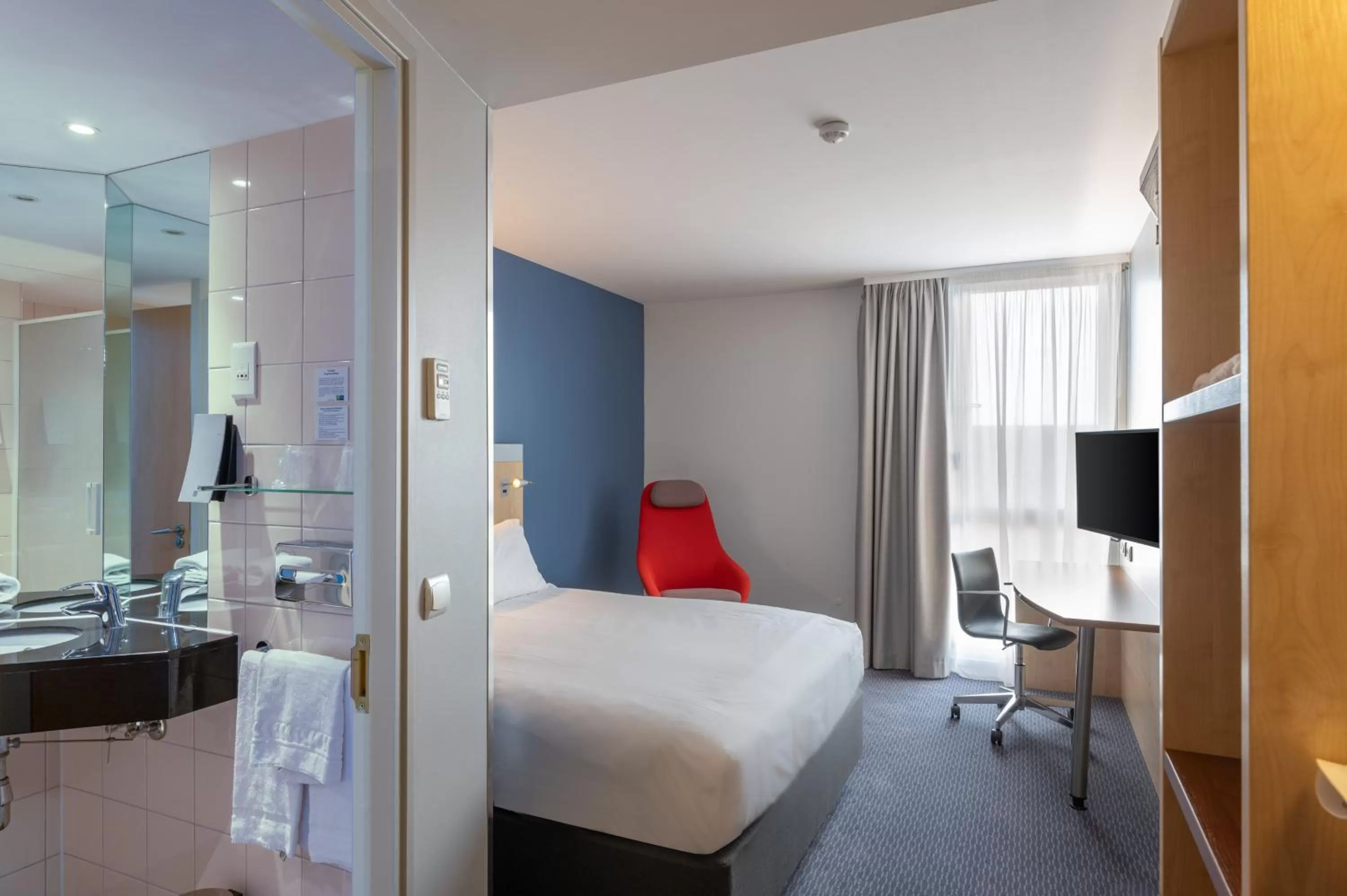 Photo of the whole room, Bed in Holiday Inn Express Saint-Nazaire by IHG
