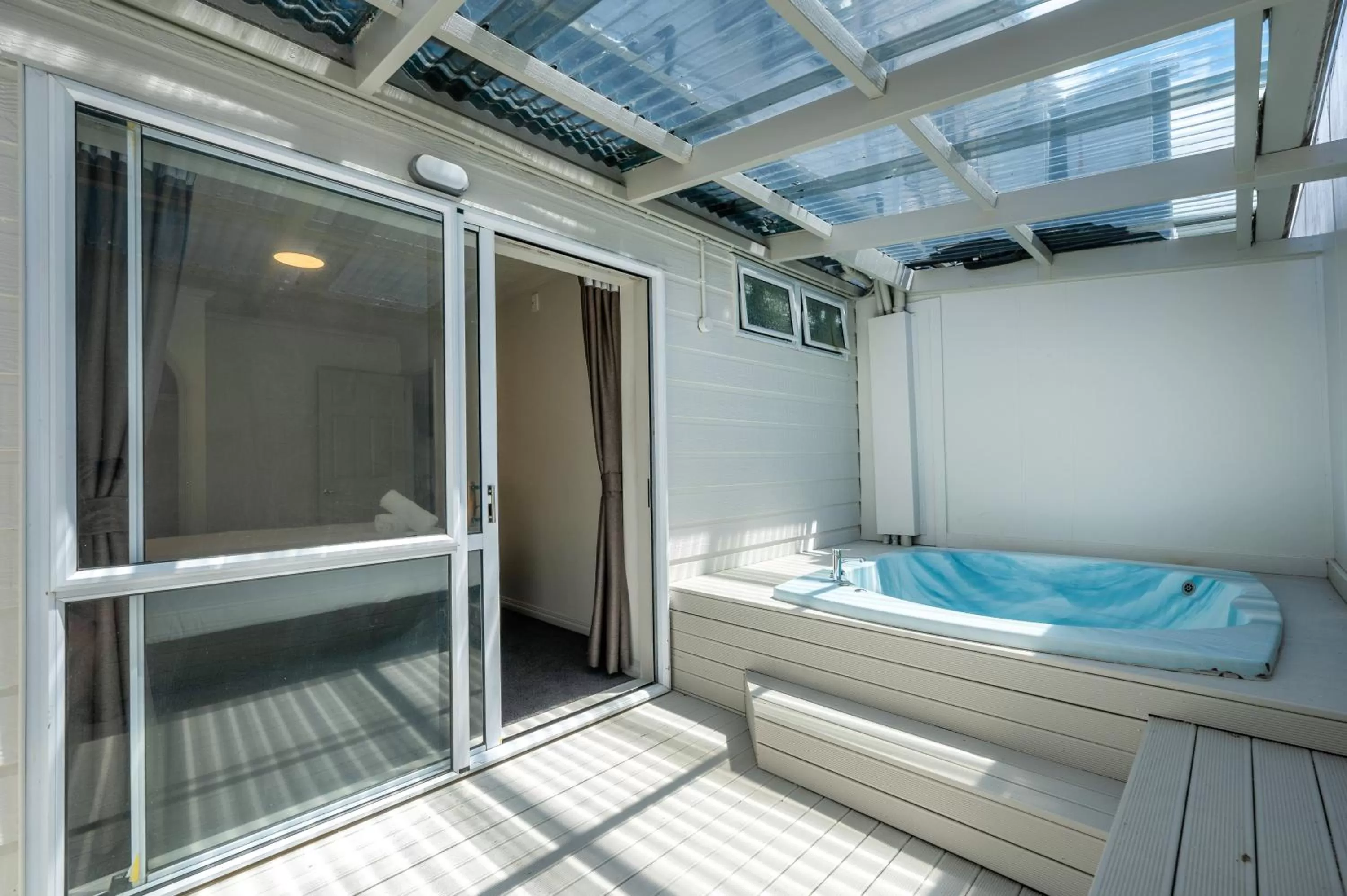 Hot Tub, Bed in Ashleigh Court Motel