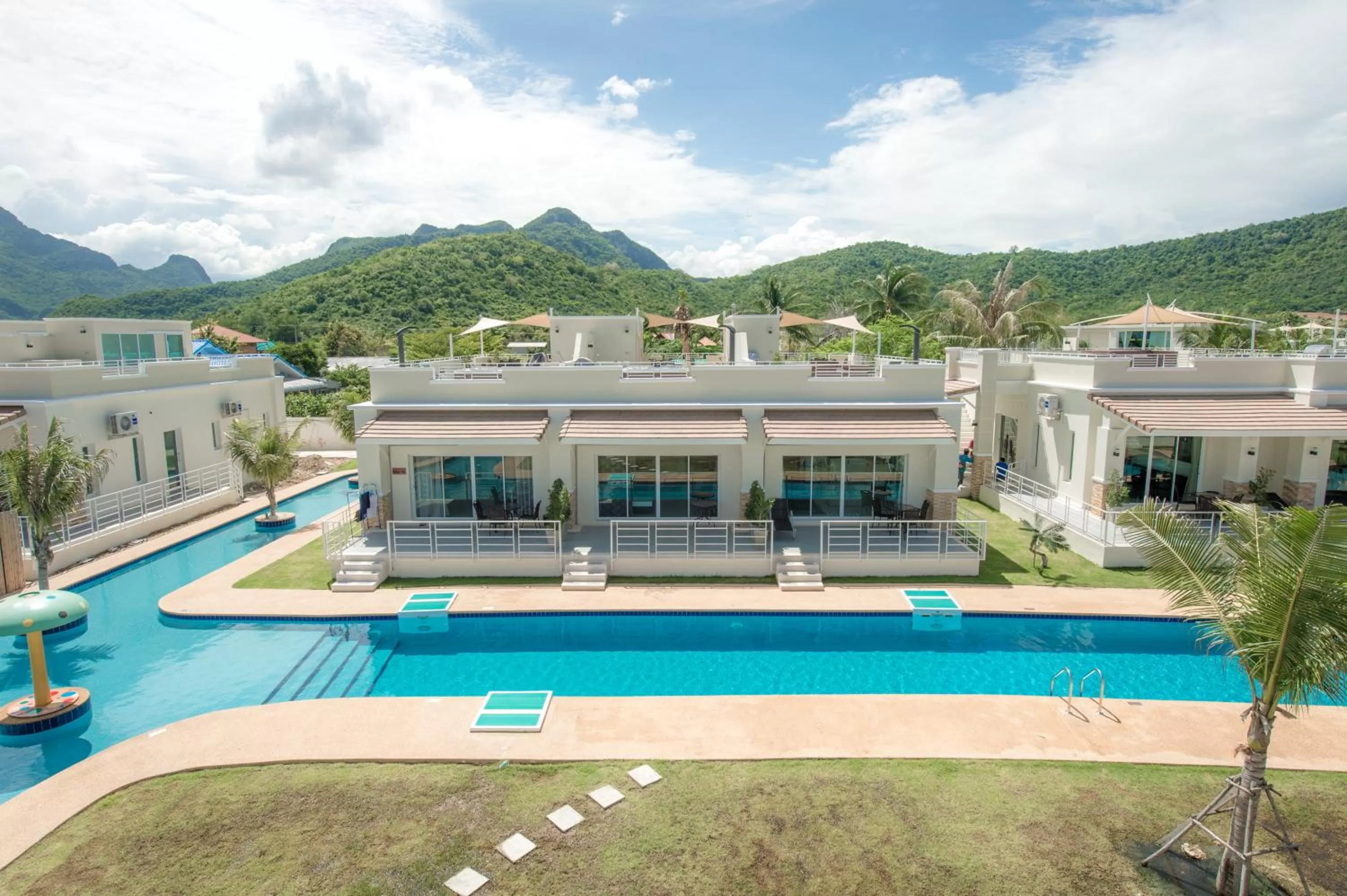 Swimming pool in Oriental Beach Pearl Resort