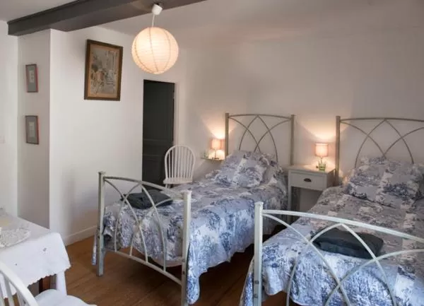 Bed in 39 Tour de Ville