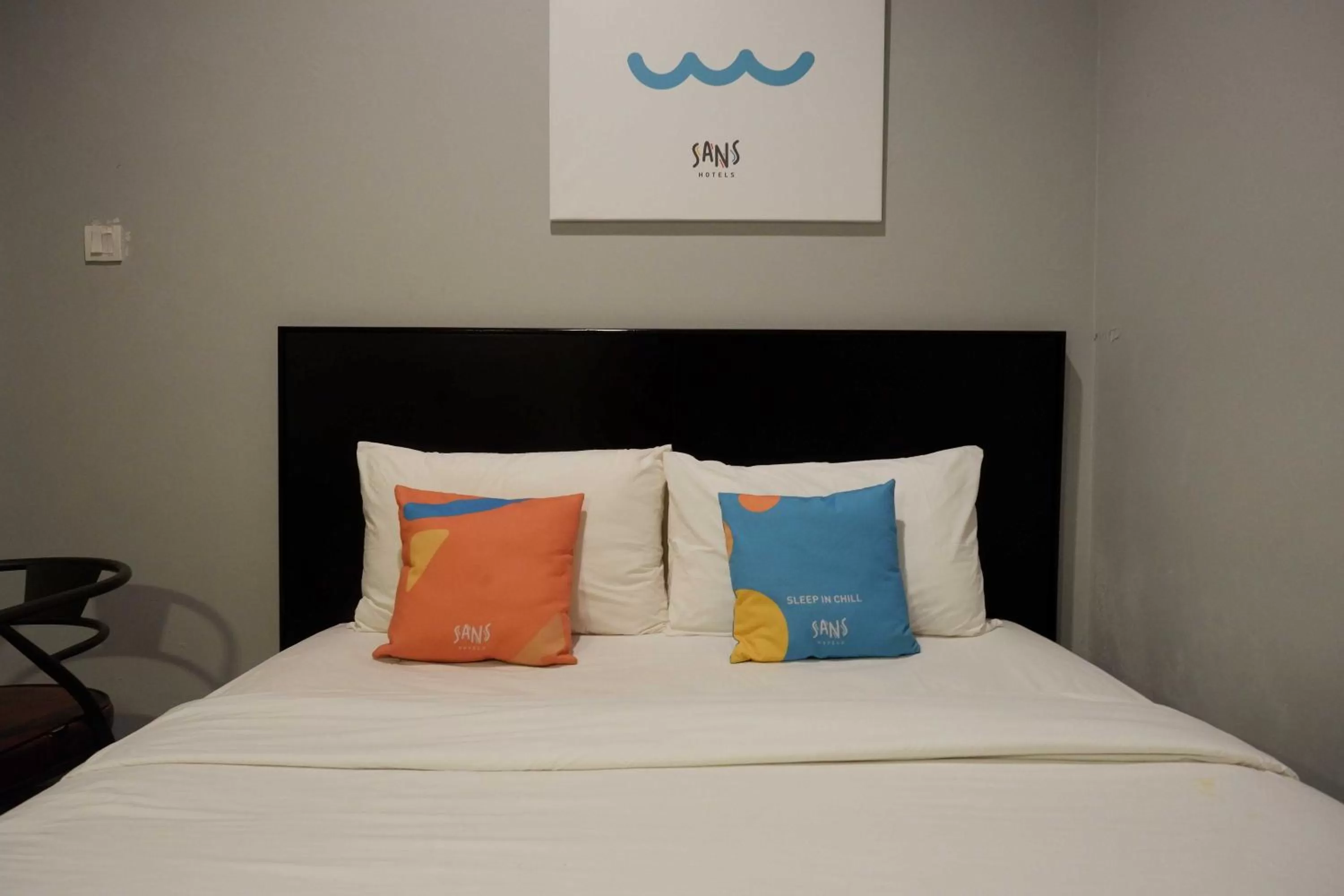 Bedroom, Bed in Sans Hotel Empress Simpang Lima