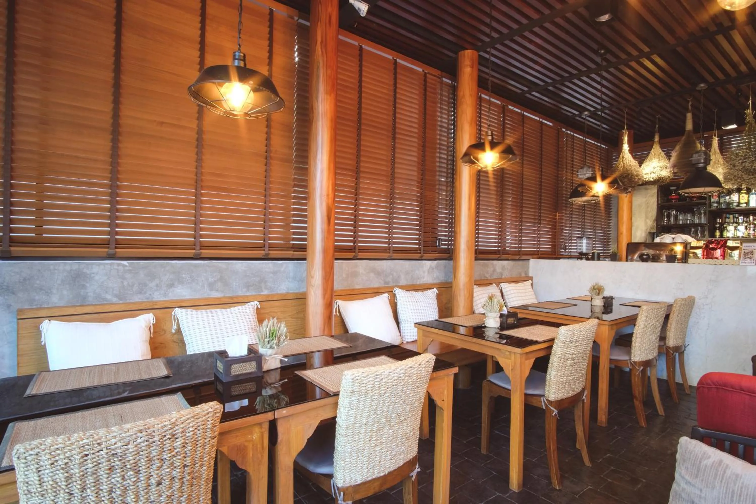 Restaurant/places to eat in Tapae Gate Villa