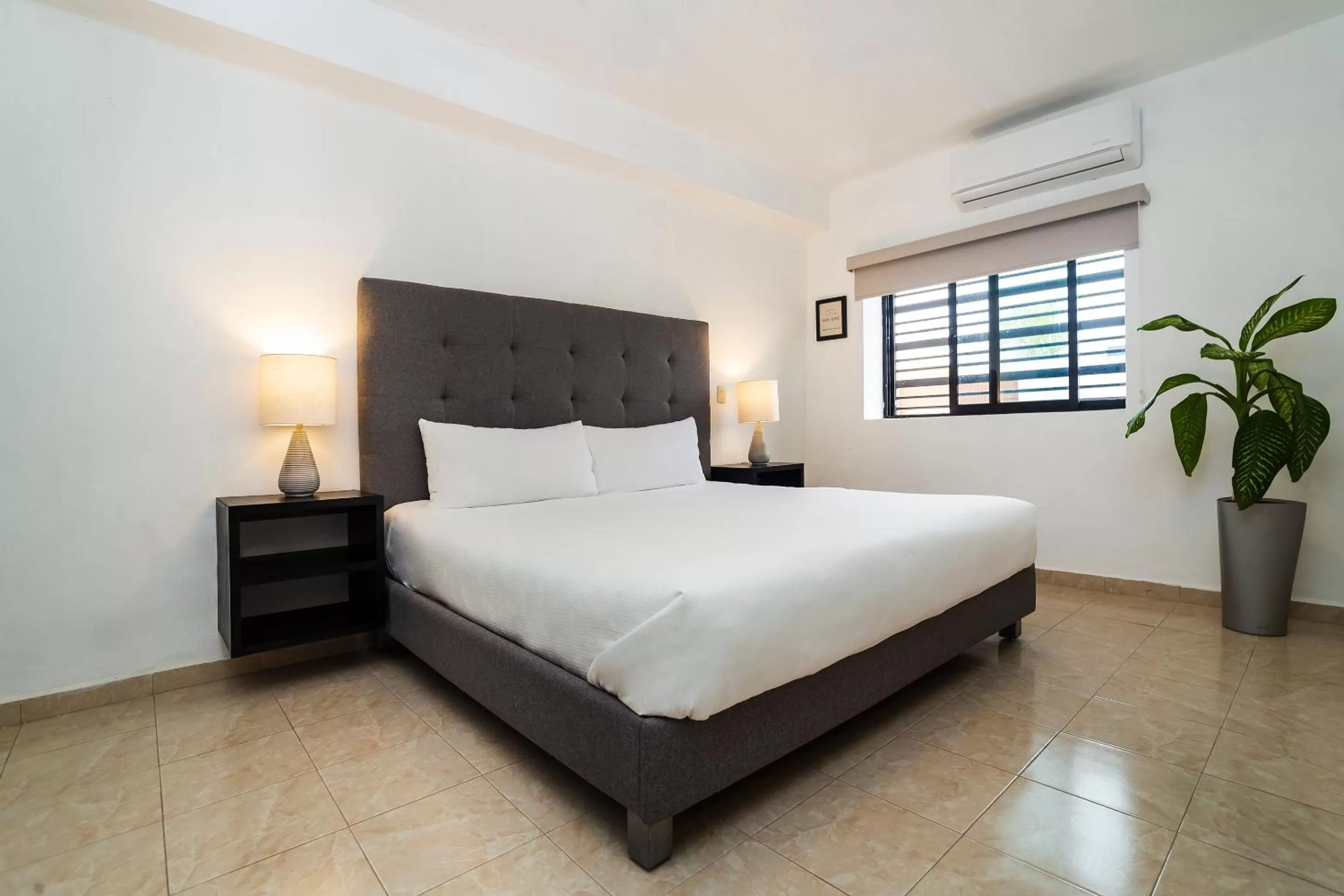 Photo of the whole room, Bed in San José Suites Boutique