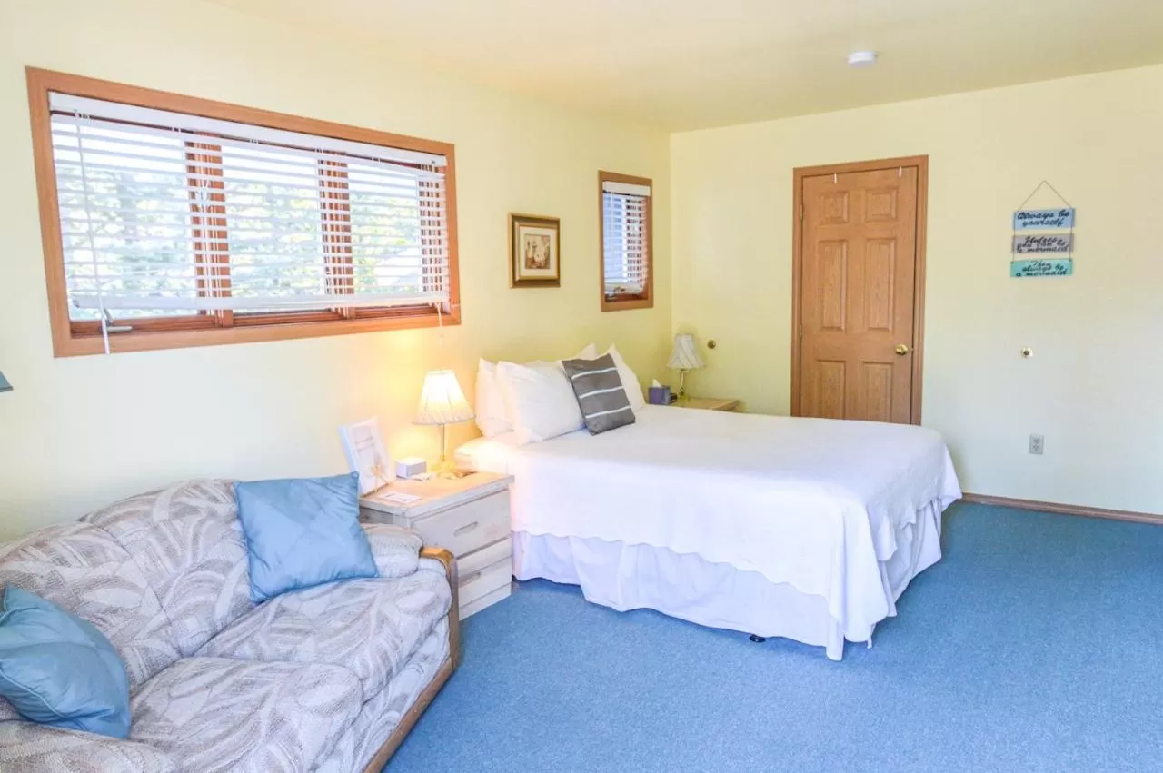 Bed in Sea Treasures Inn