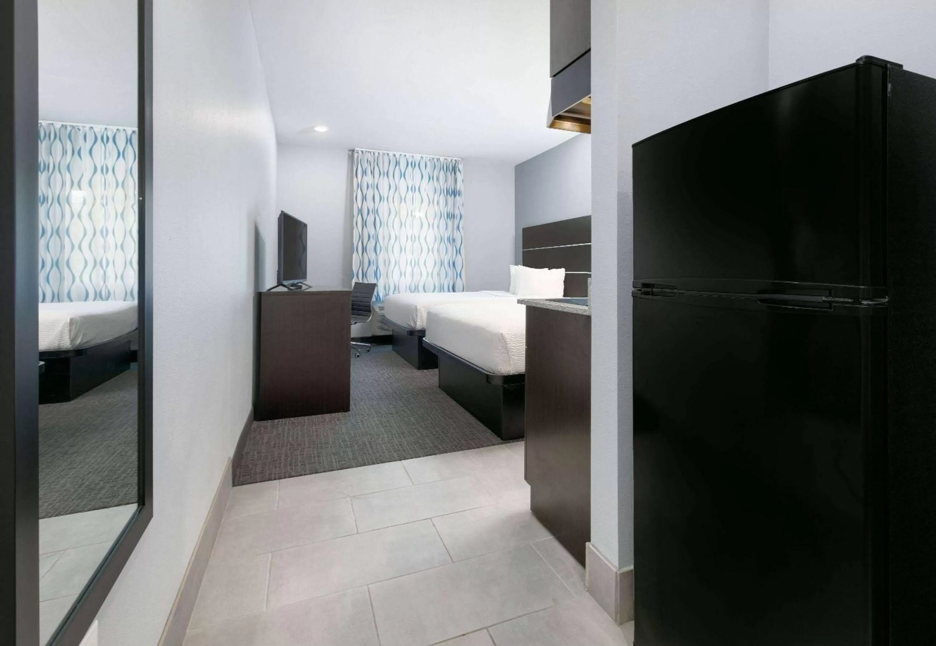 Photo of the whole room, Bed in Days Inn by Wyndham Zachary LA