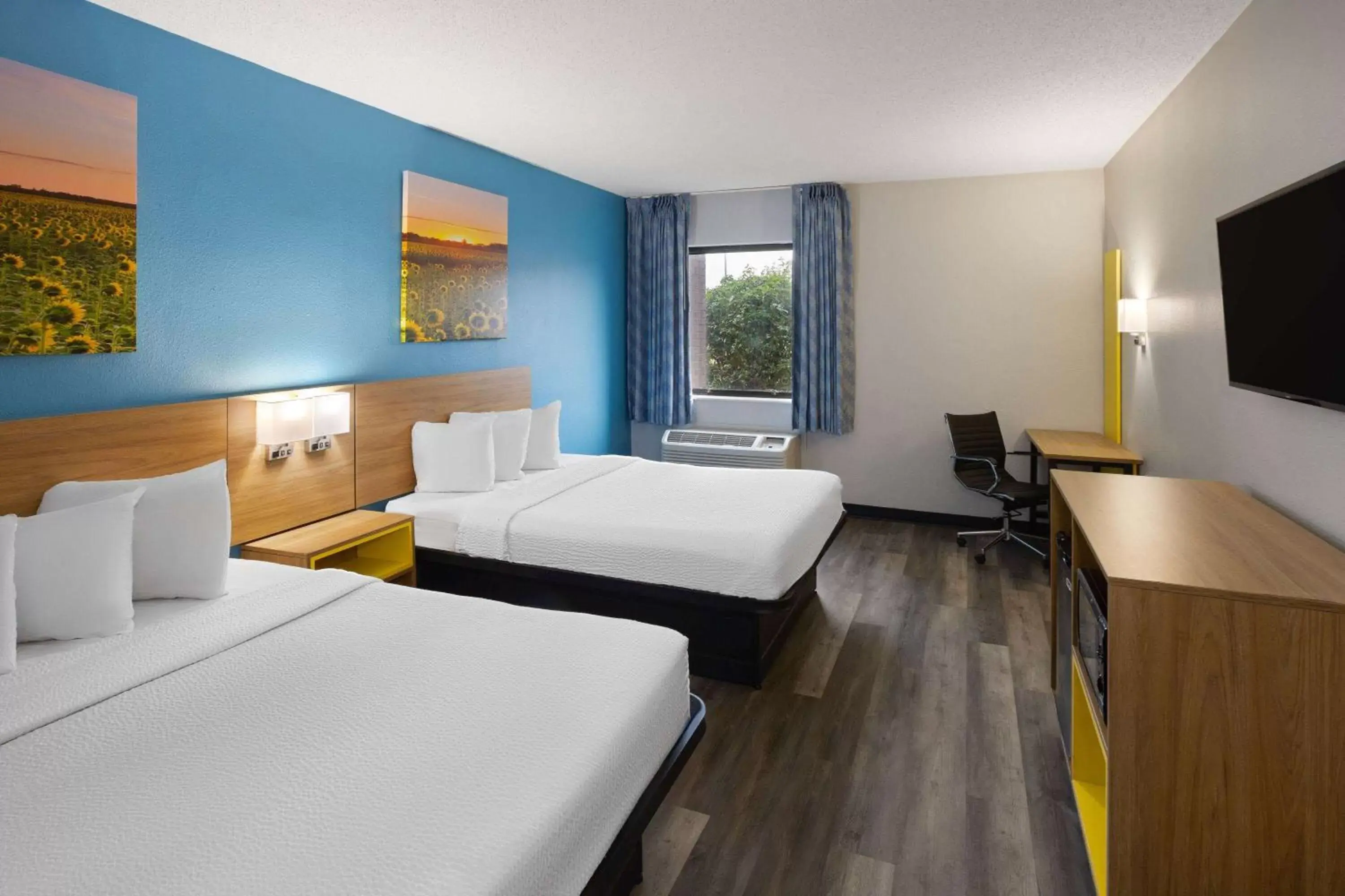 Double Room with Two Double Beds - Accessible/Non-Smoking in Days Inn & Suites by Wyndham Northwest Indianapolis Double Room with Two Double Beds - Accessible/Non-Smoking in Days Inn & Suites by Wyndham Northwest Indianapolis