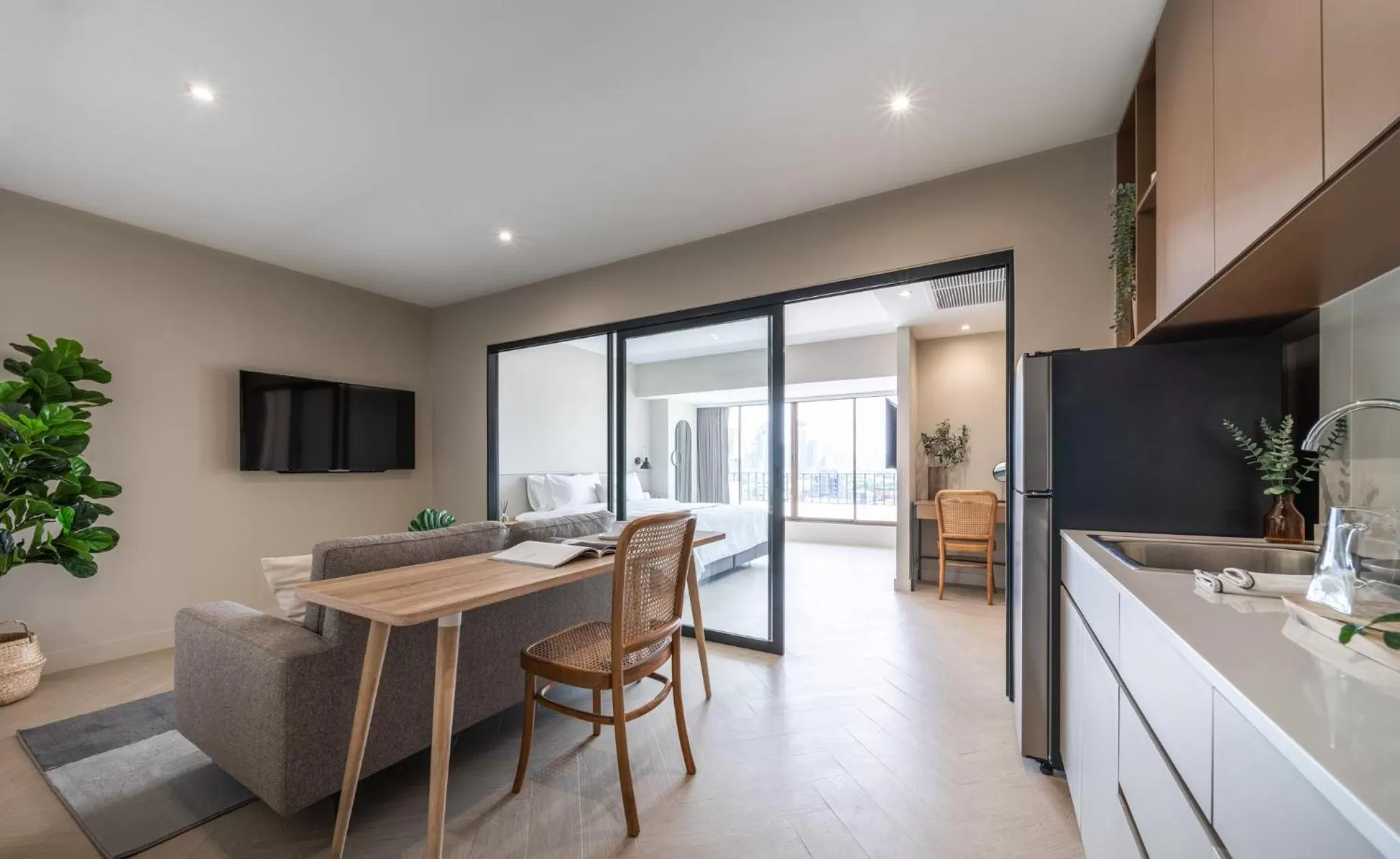 Kitchen or kitchenette, Dining Area in GLOW Sukhumvit 71