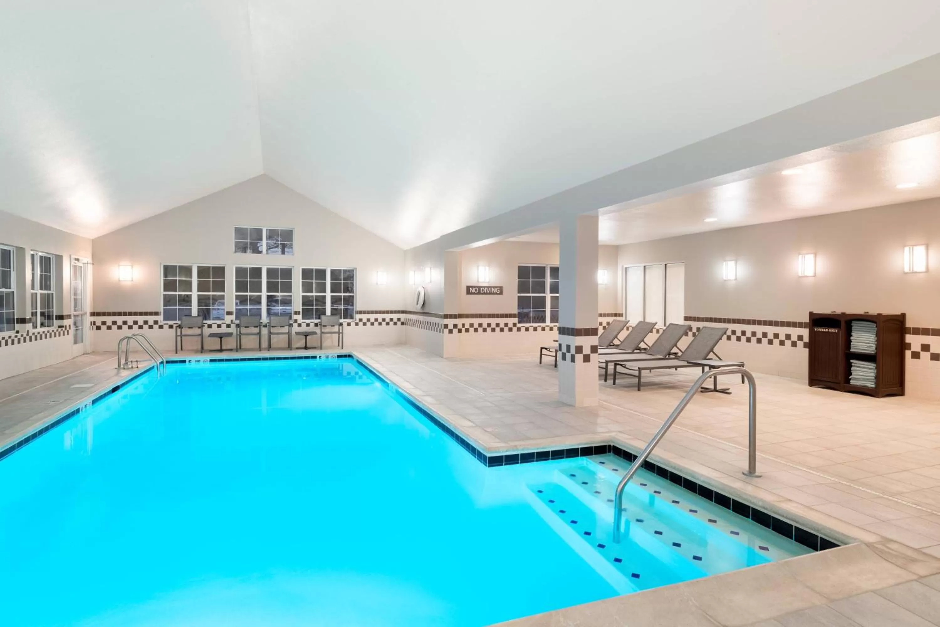 Swimming pool in Residence Inn Southington