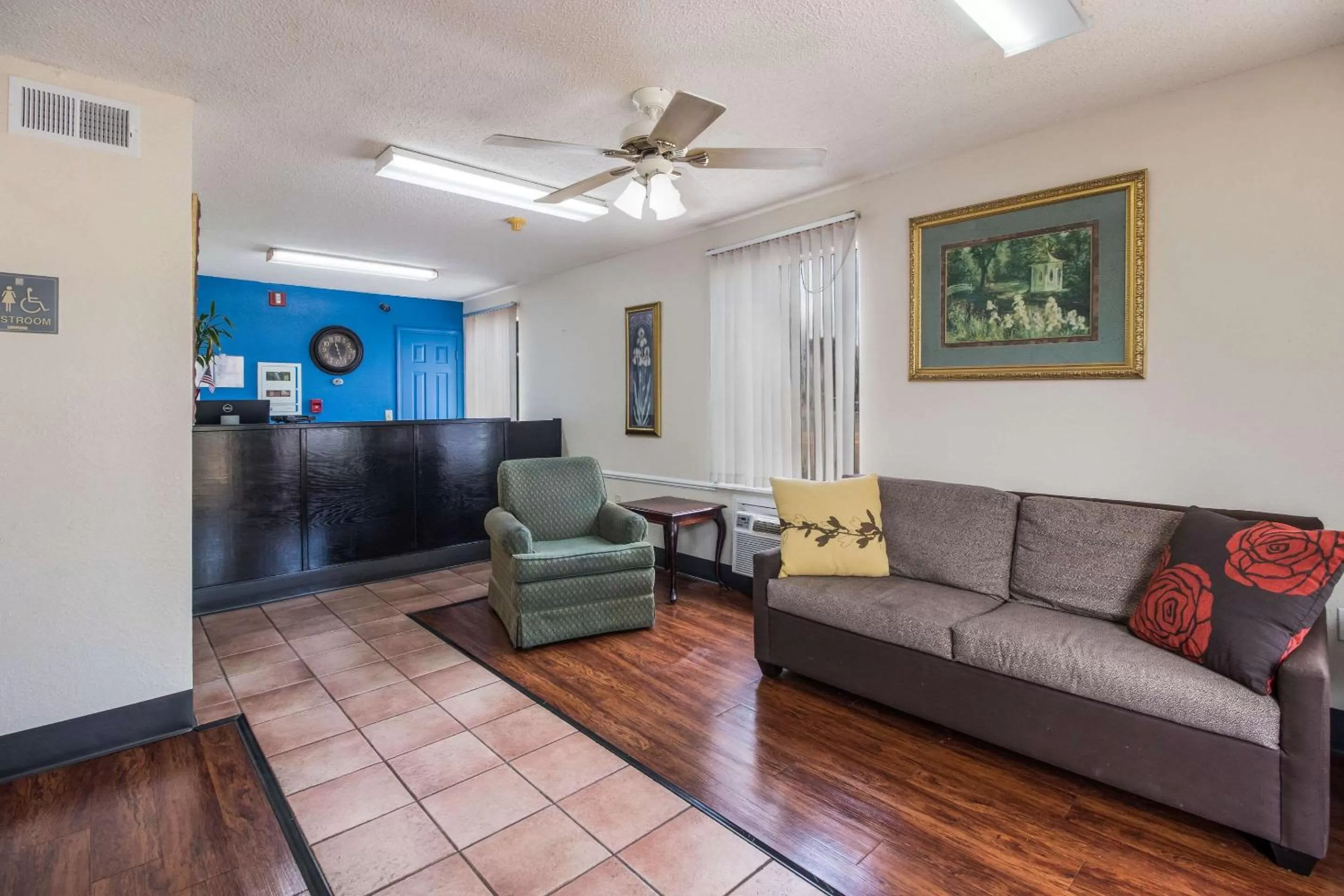 Lobby or reception in Rodeway Inn Bolivar