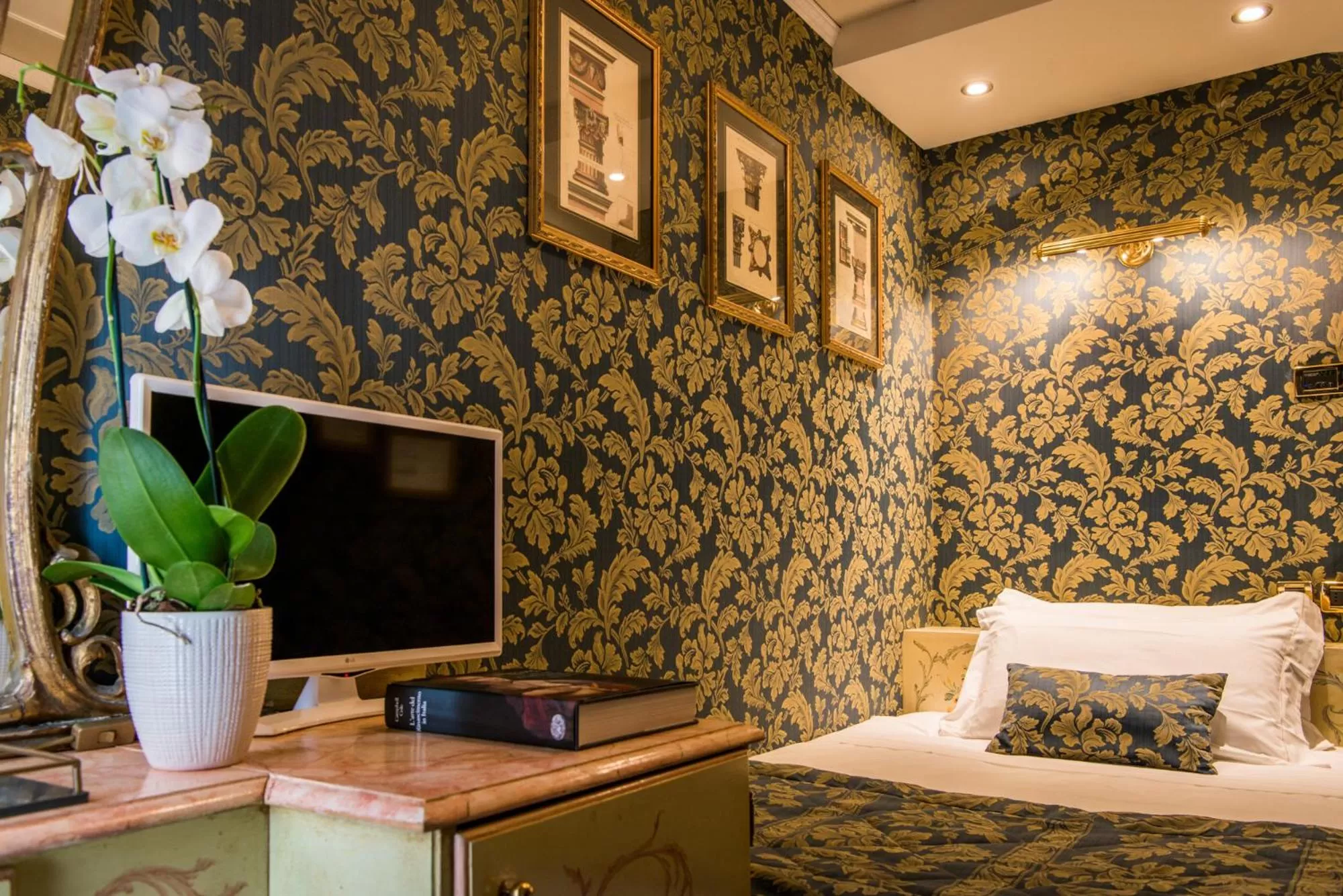 TV and multimedia, Bed in Hotel Santo Stefano