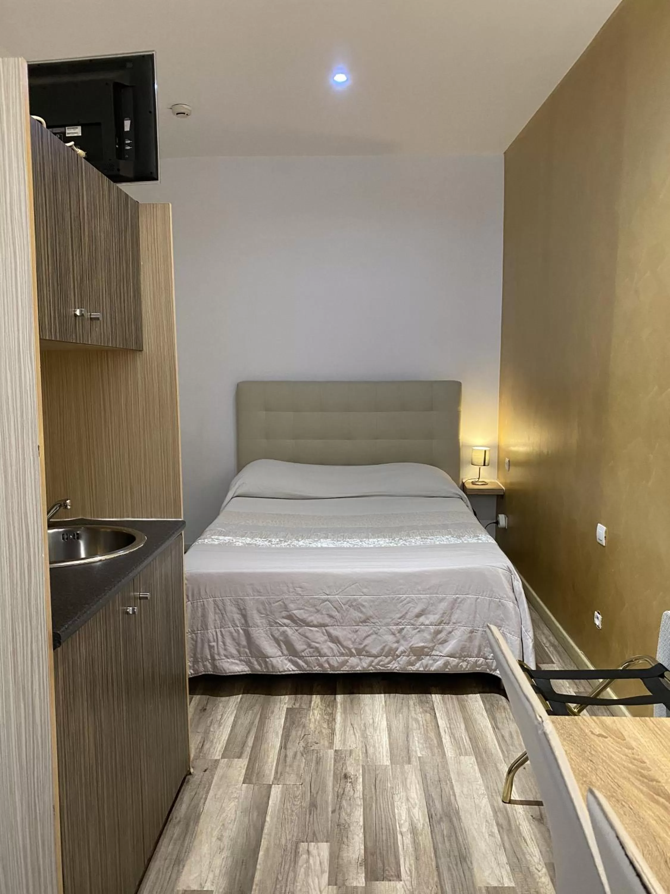 Bedroom, Bed in Kyriad Direct Beziers Centre