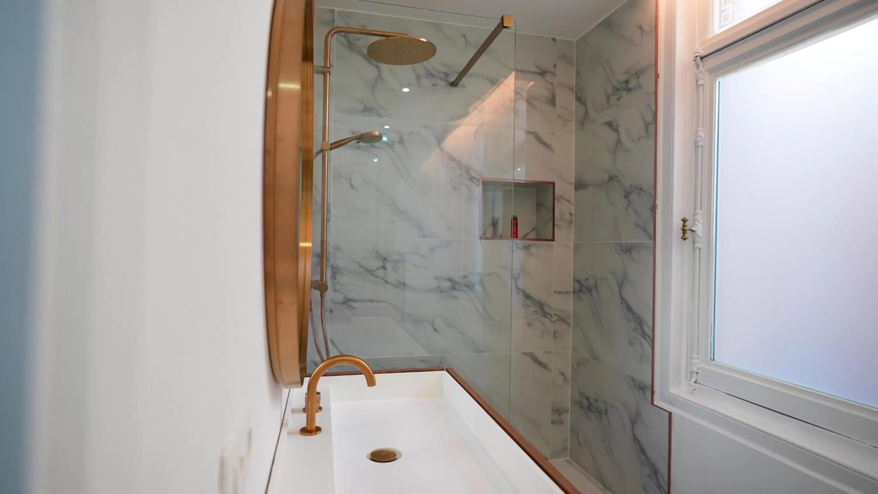 Shower, Bathroom in Hotel de Maître de Vaughan
