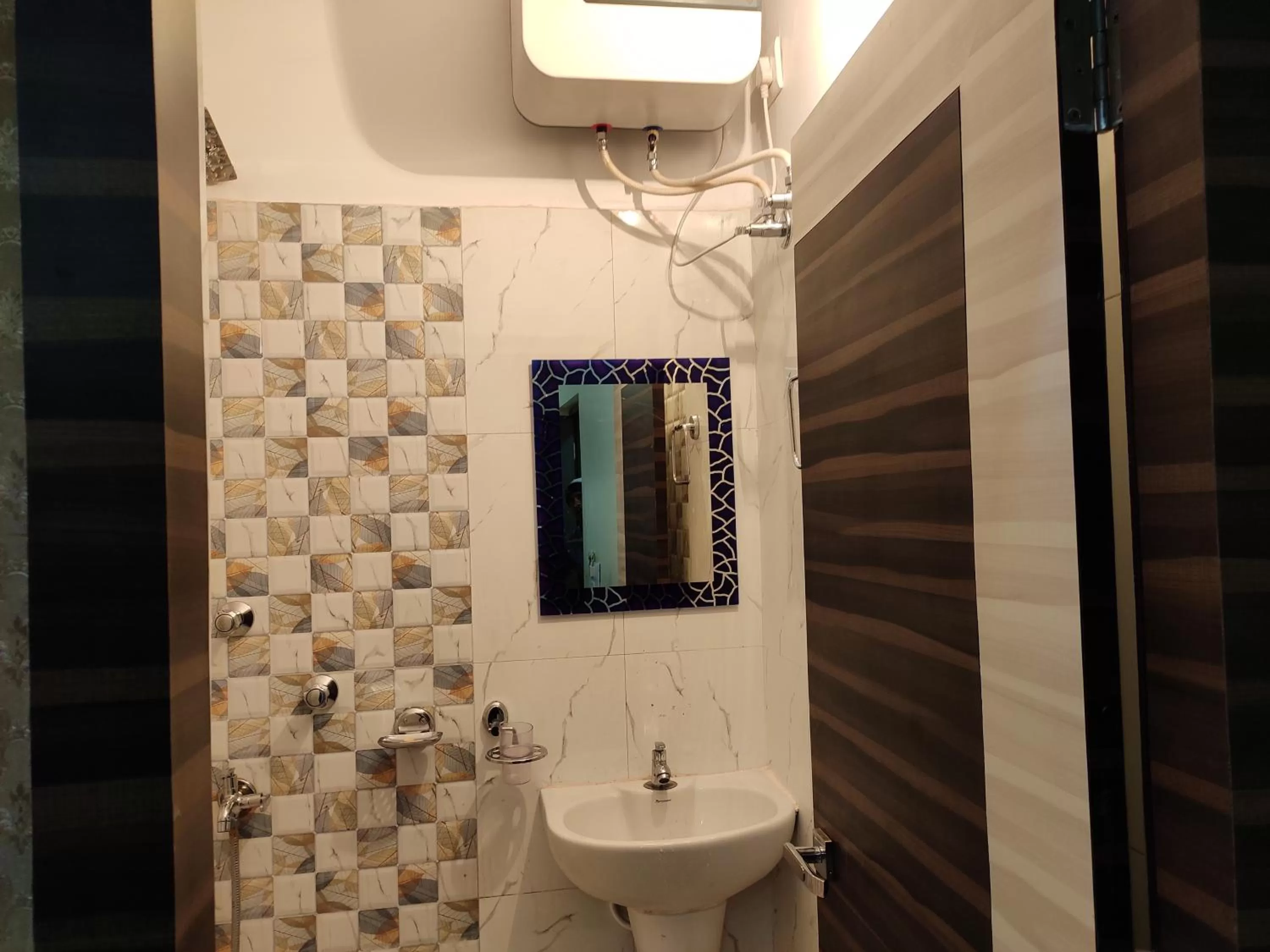 HOTEL CENTRAL SQUARE "A Couple Friendly Hotel"