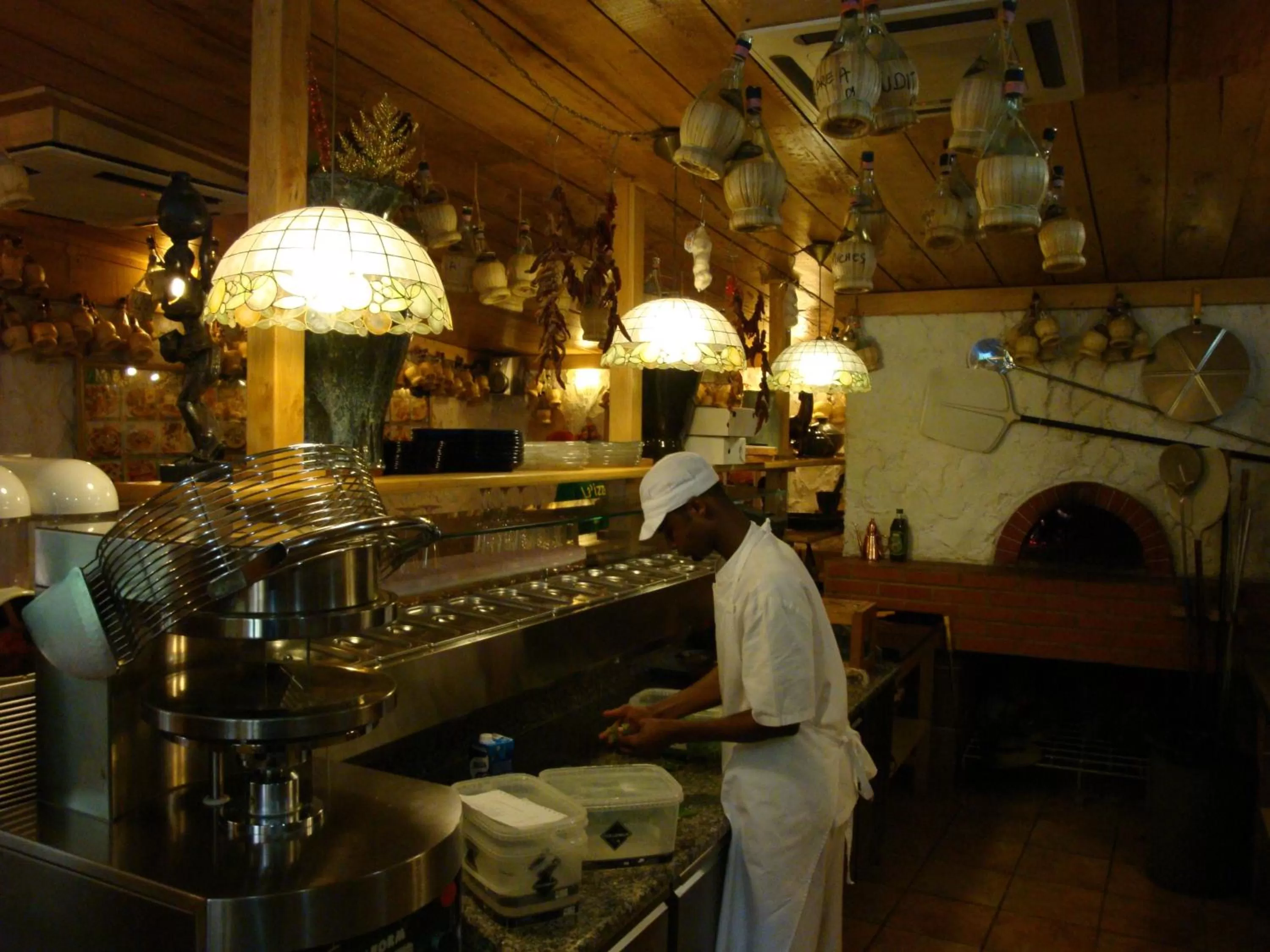 Restaurant/places to eat in Manuela Residence