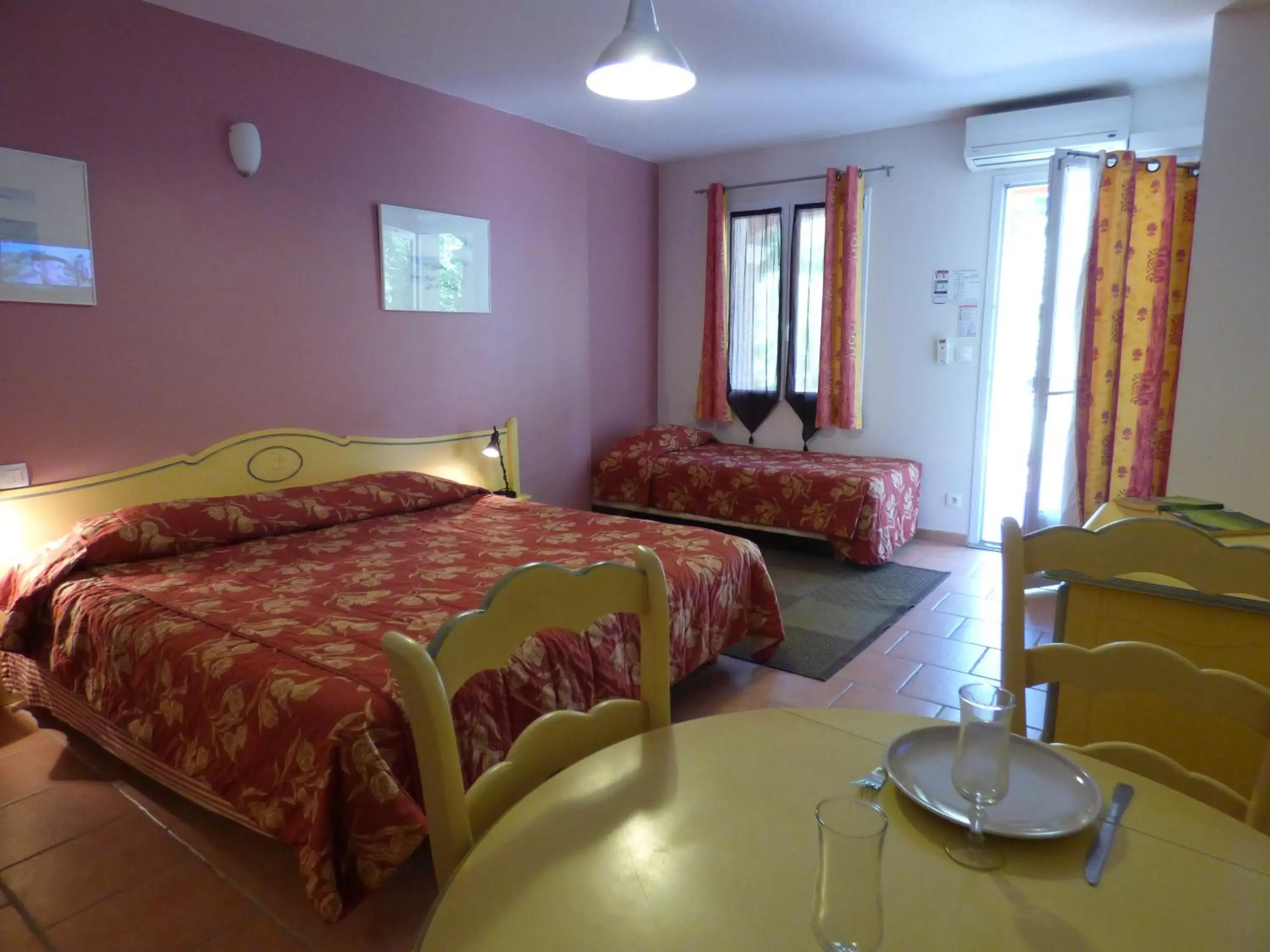 Studio with Pool View in Appart'Hotel Festival Sud Aqua - Avignon TGV Studio with Pool View in Appart'Hotel Festival Sud Aqua - Avignon TGV